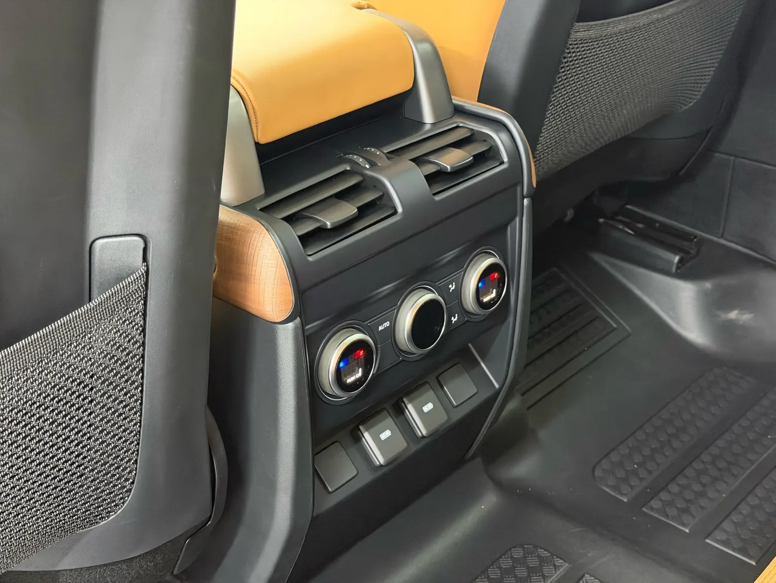 Land Rover Defender, 2023 27