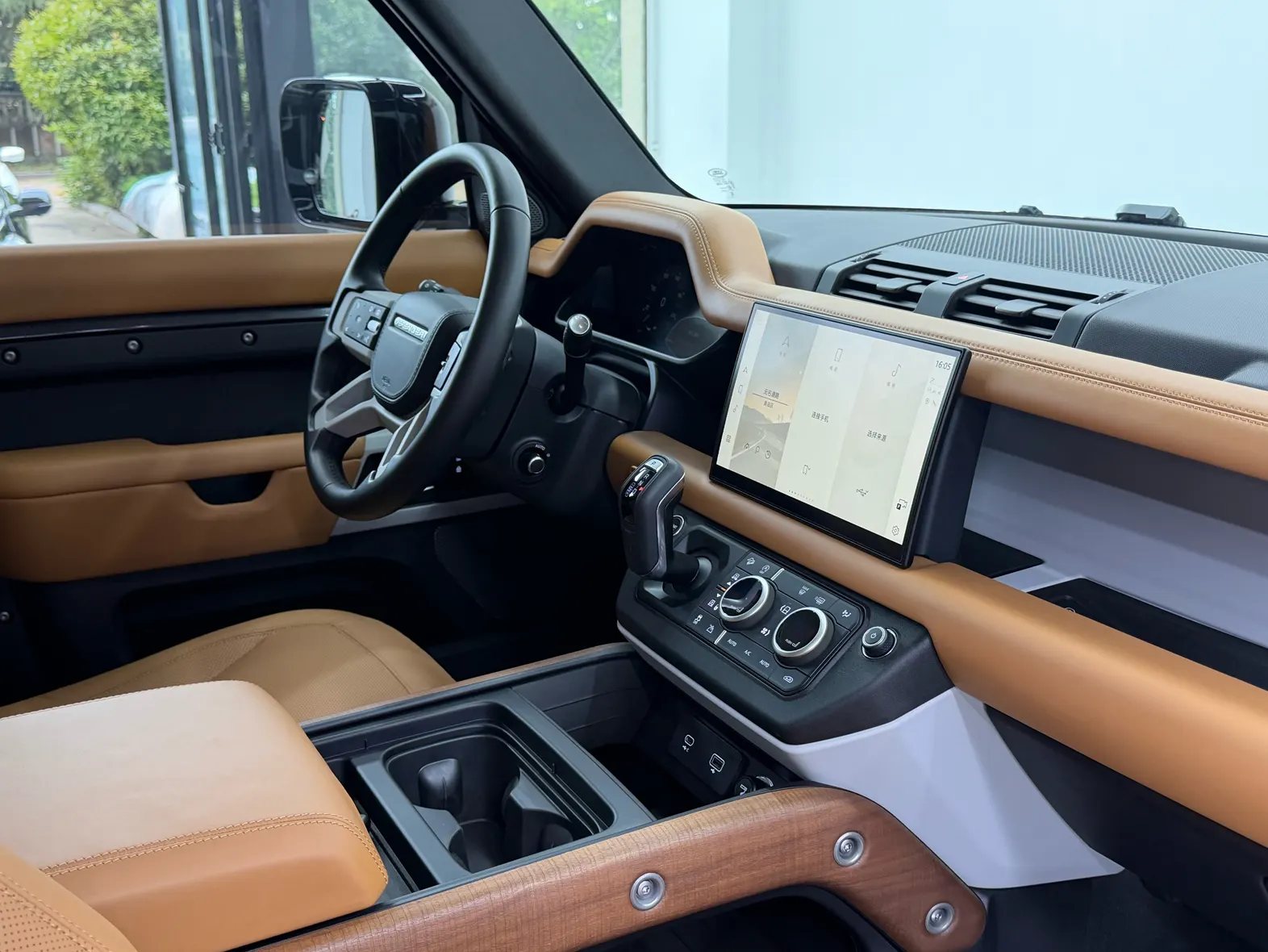 Land Rover Defender, 2023 14
