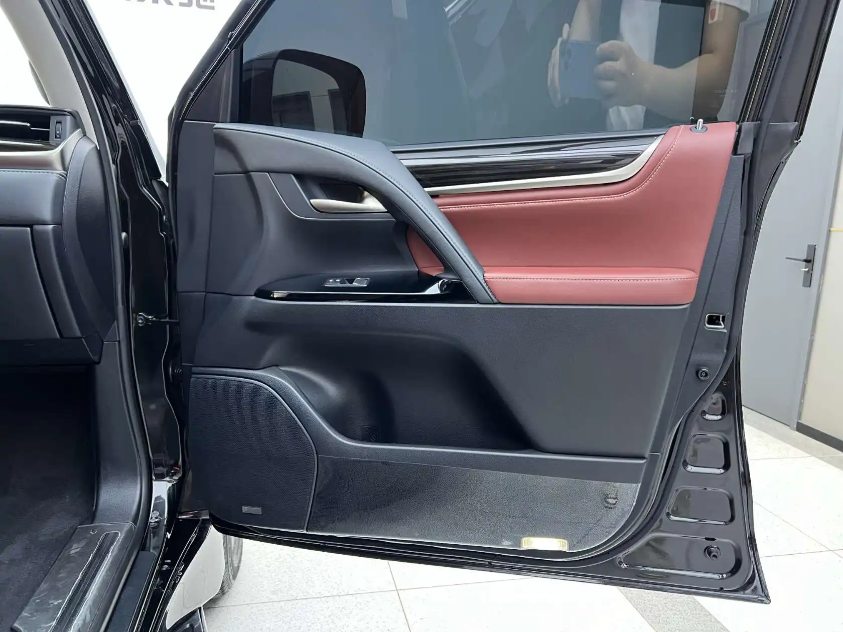 Lexus LX 570, 2025 24
