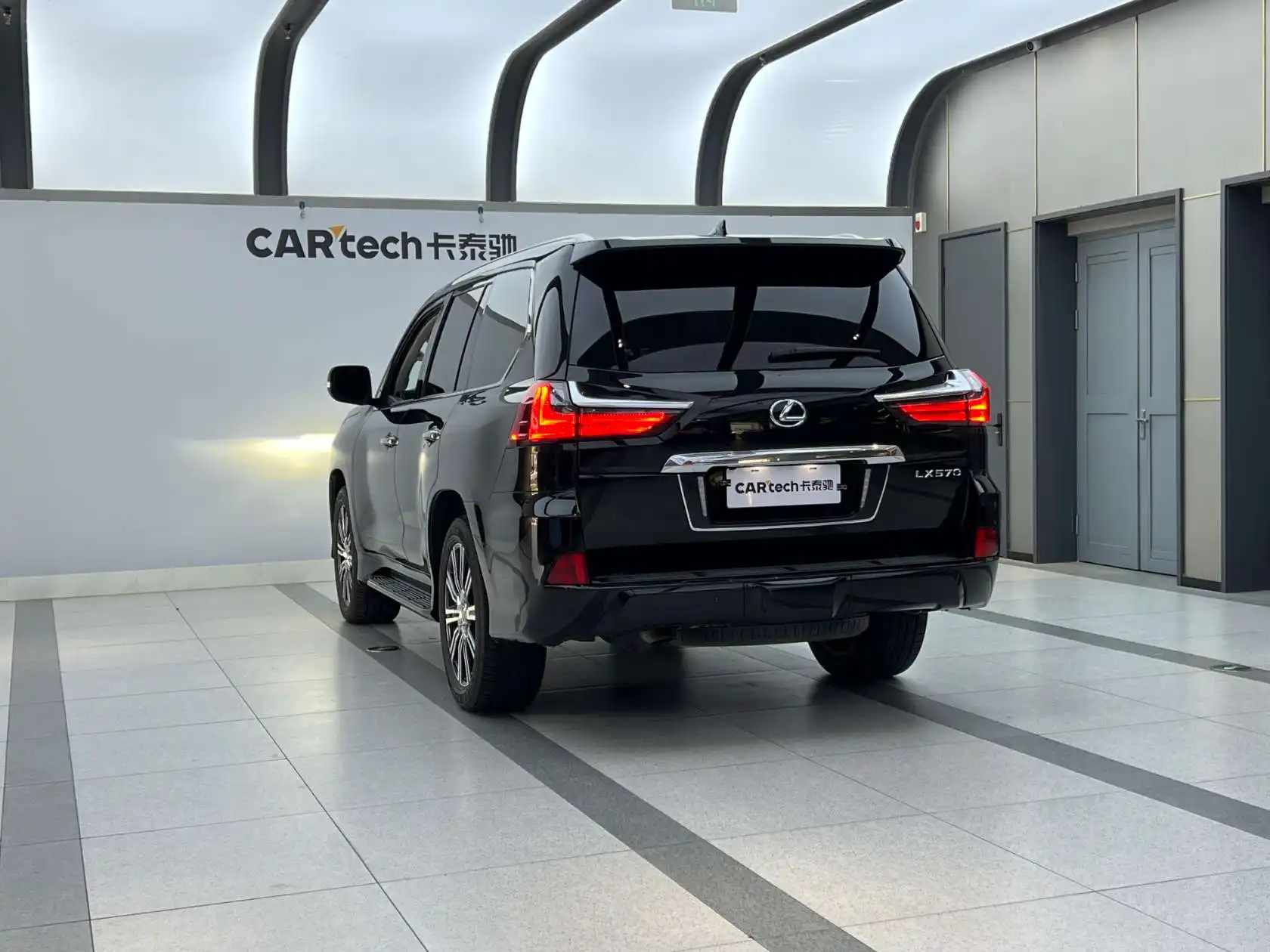Lexus LX 570, 2025 4