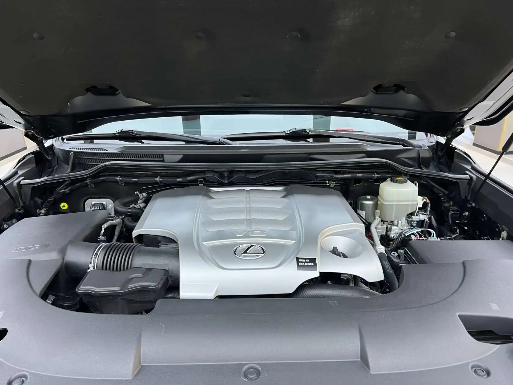 Lexus LX 570, 2025 28
