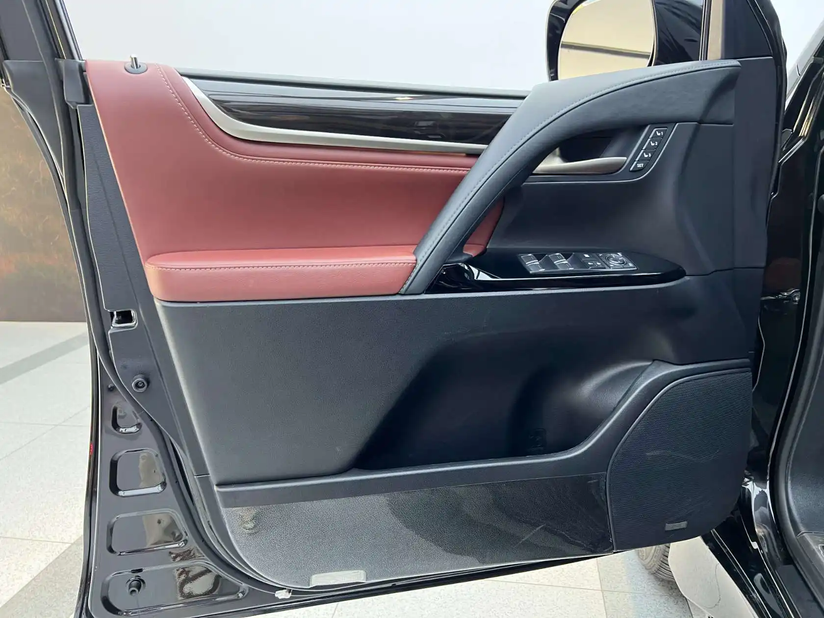 Lexus LX 570, 2025 12