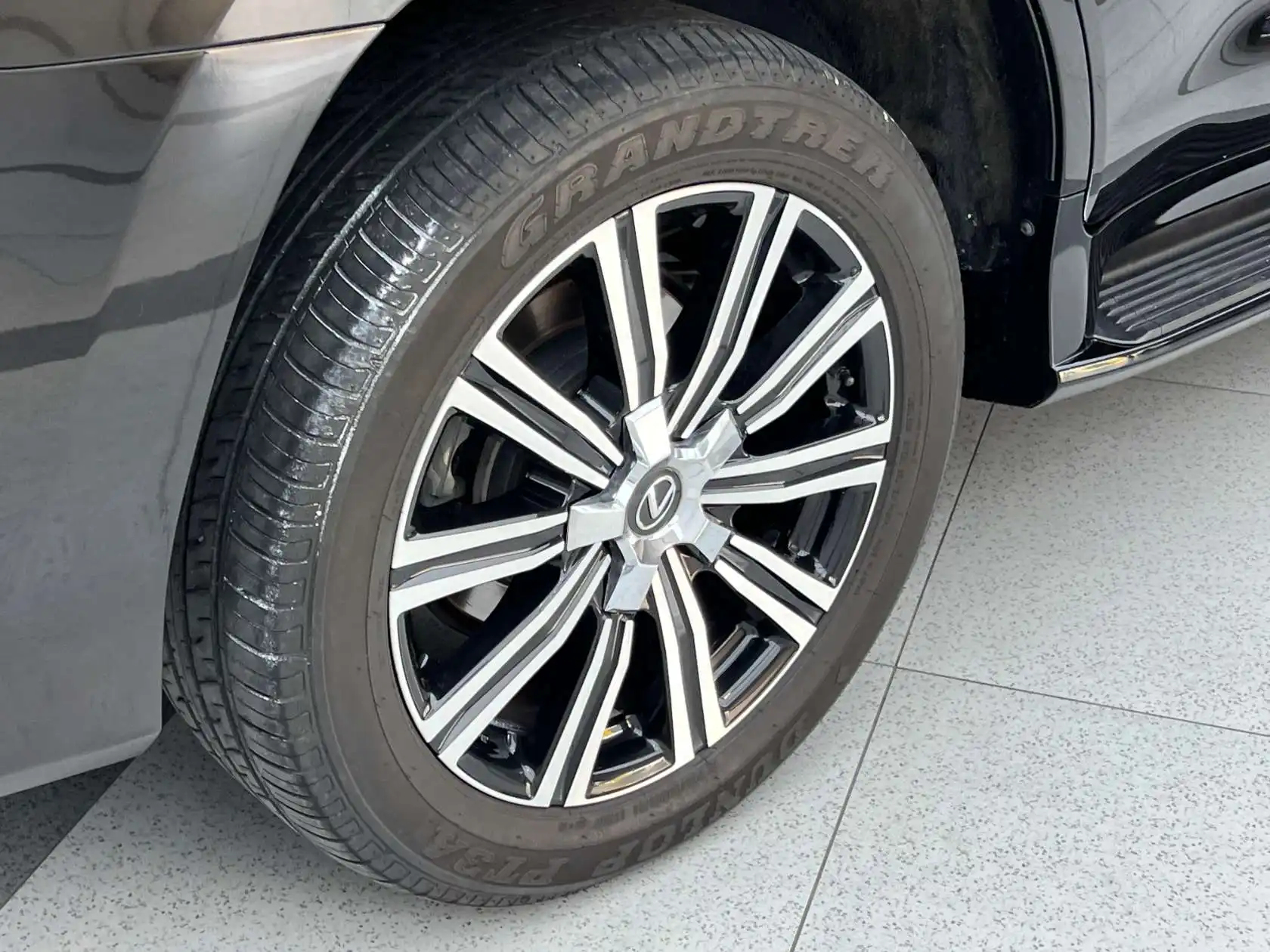 Lexus LX 570, 2025 35