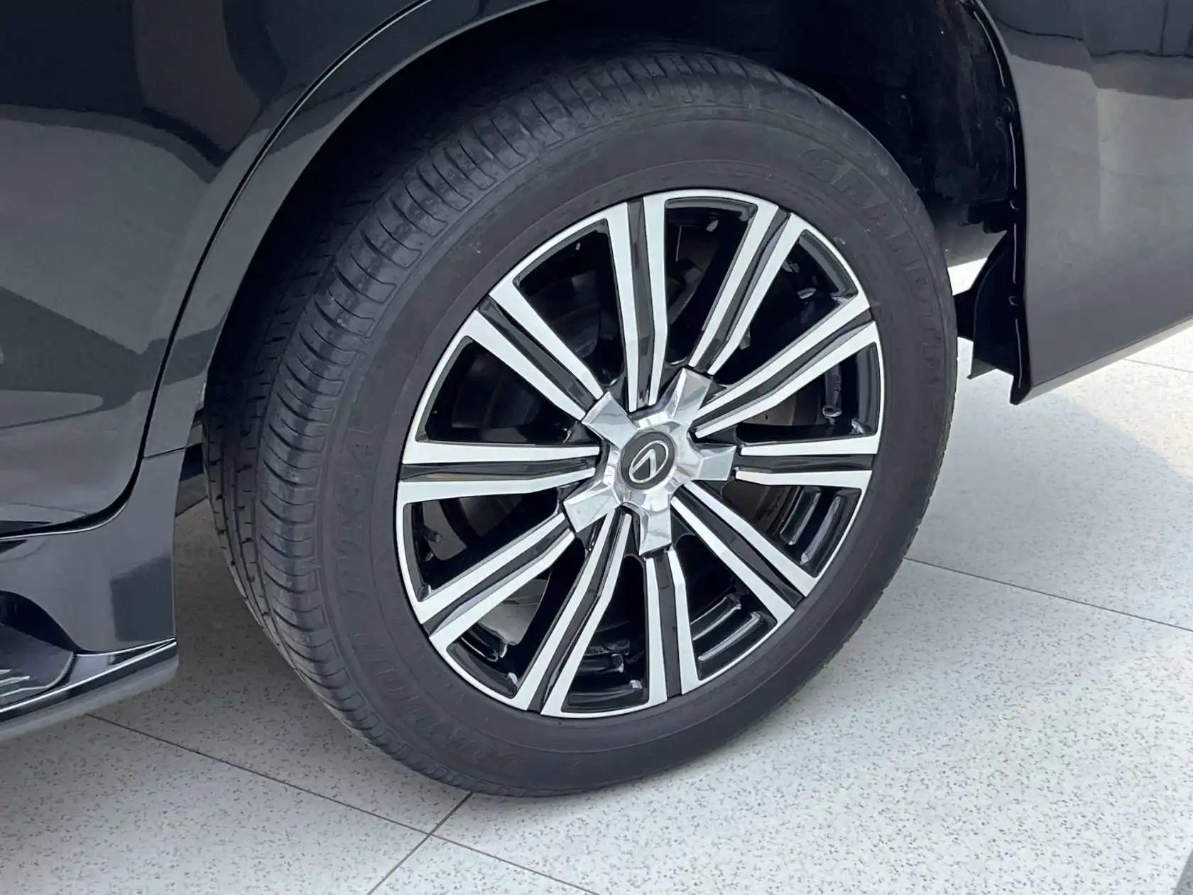Lexus LX 570, 2025 34
