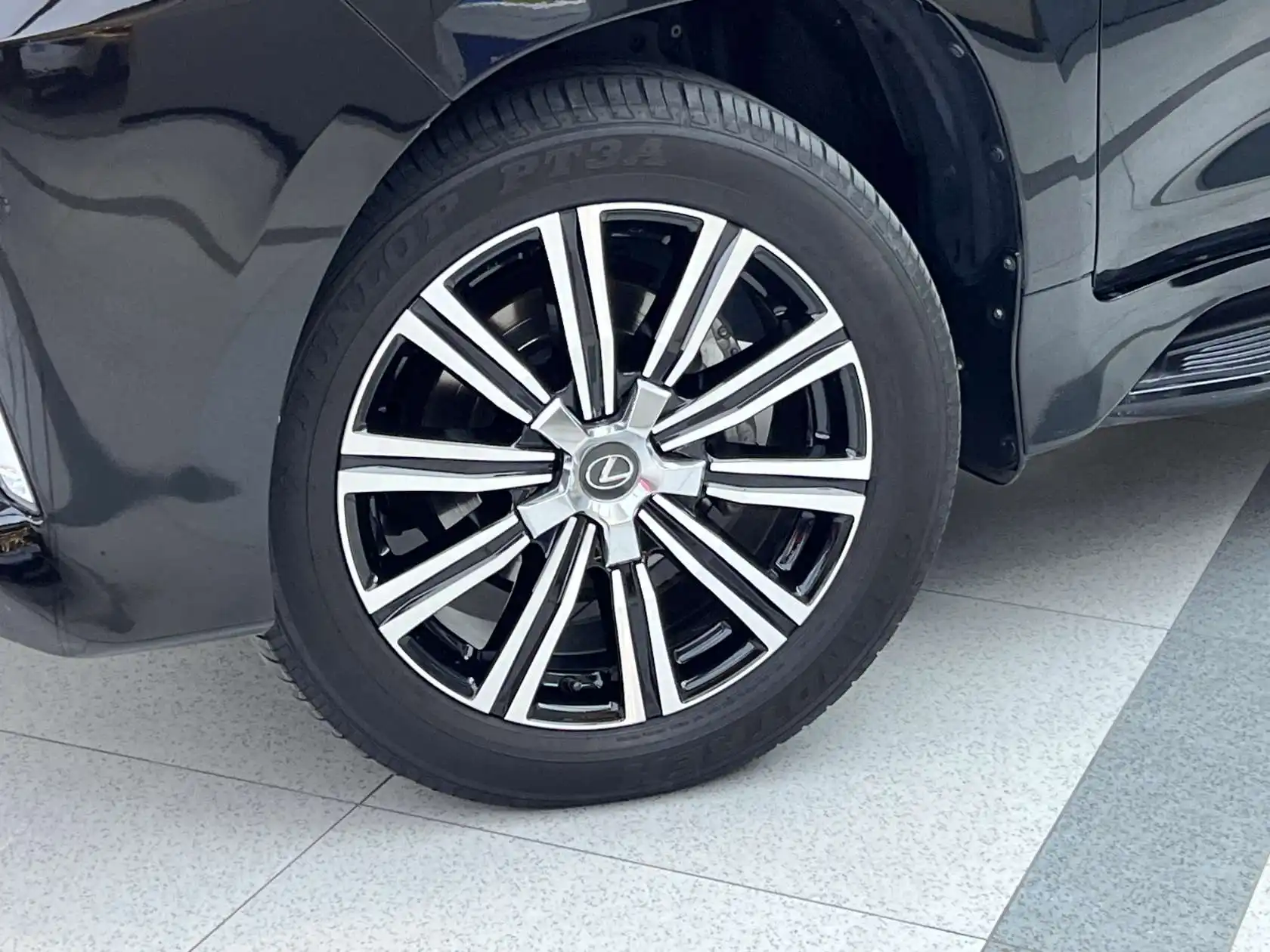 Lexus LX 570, 2025 33
