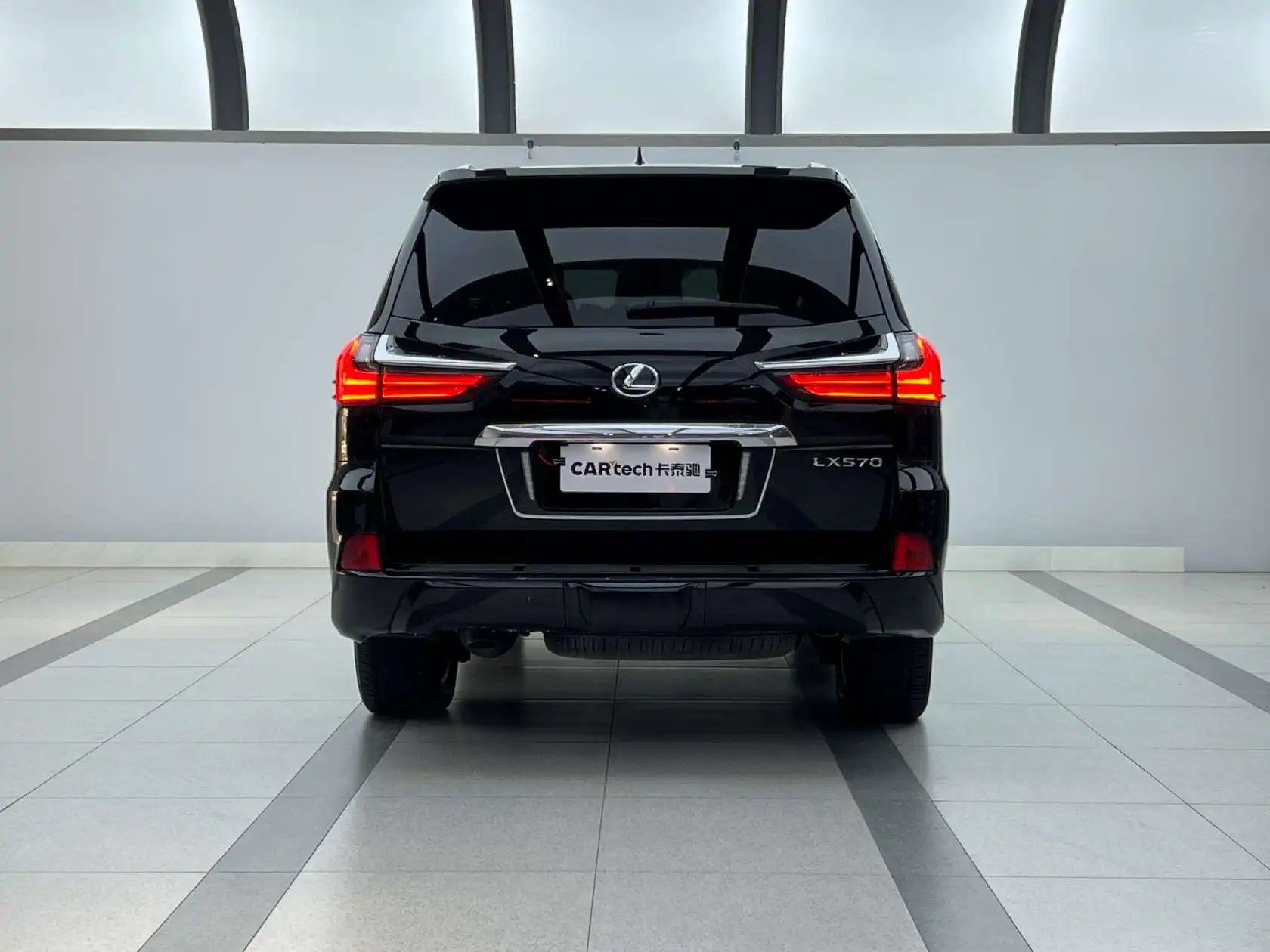 Lexus LX 570, 2025 3