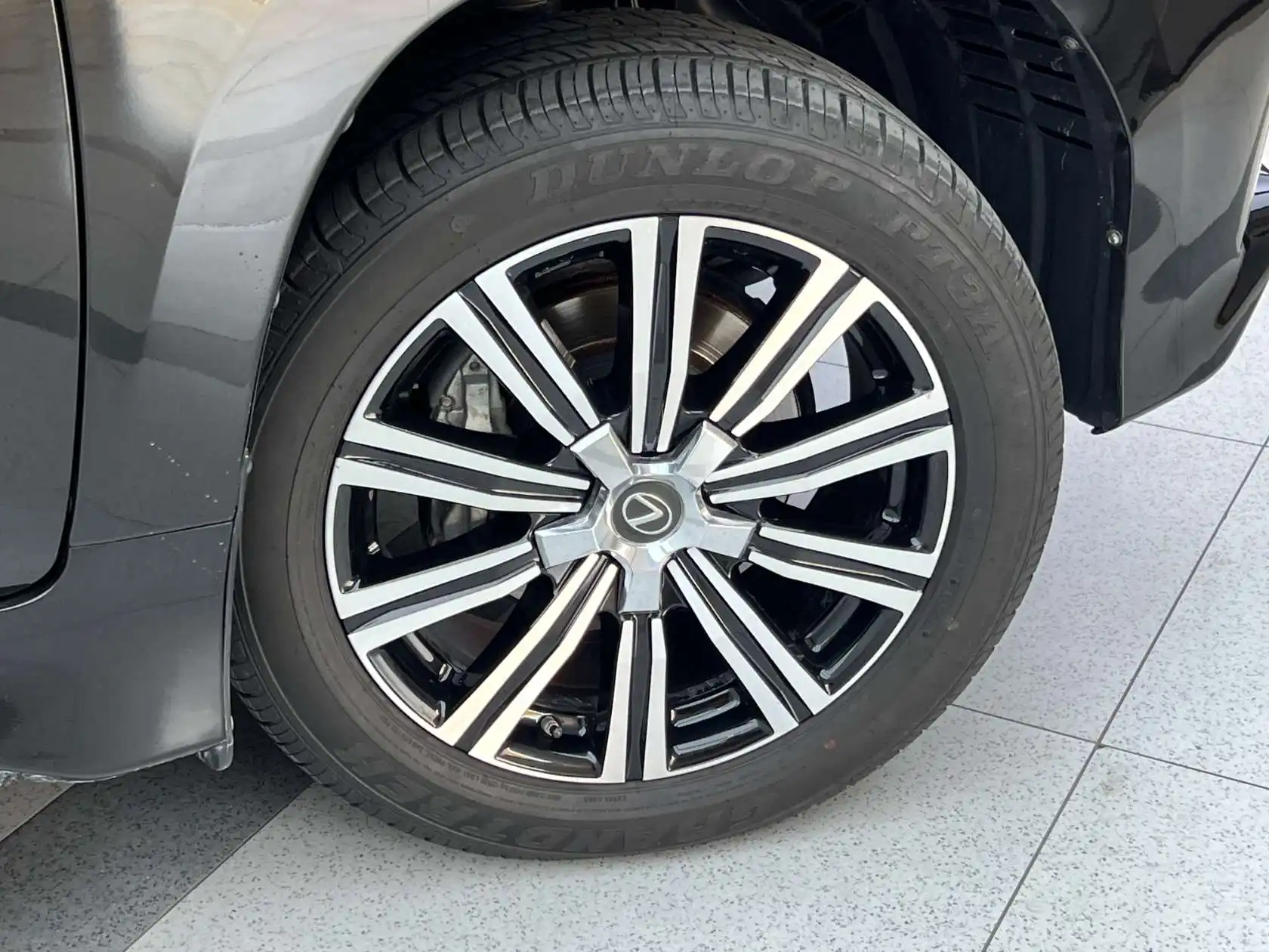 Lexus LX 570, 2025 36