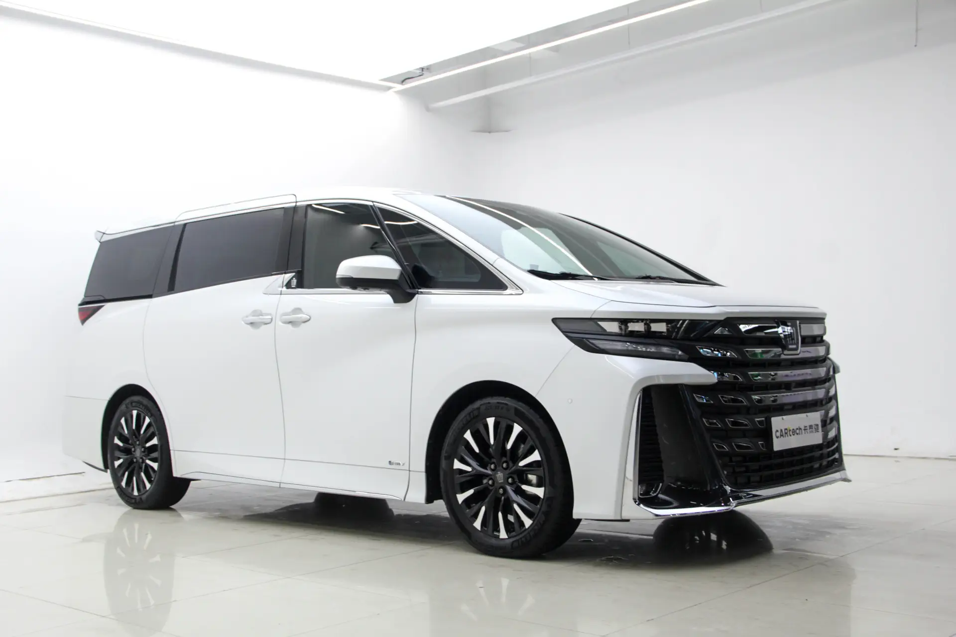 Toyota Vellfire, 2024 3