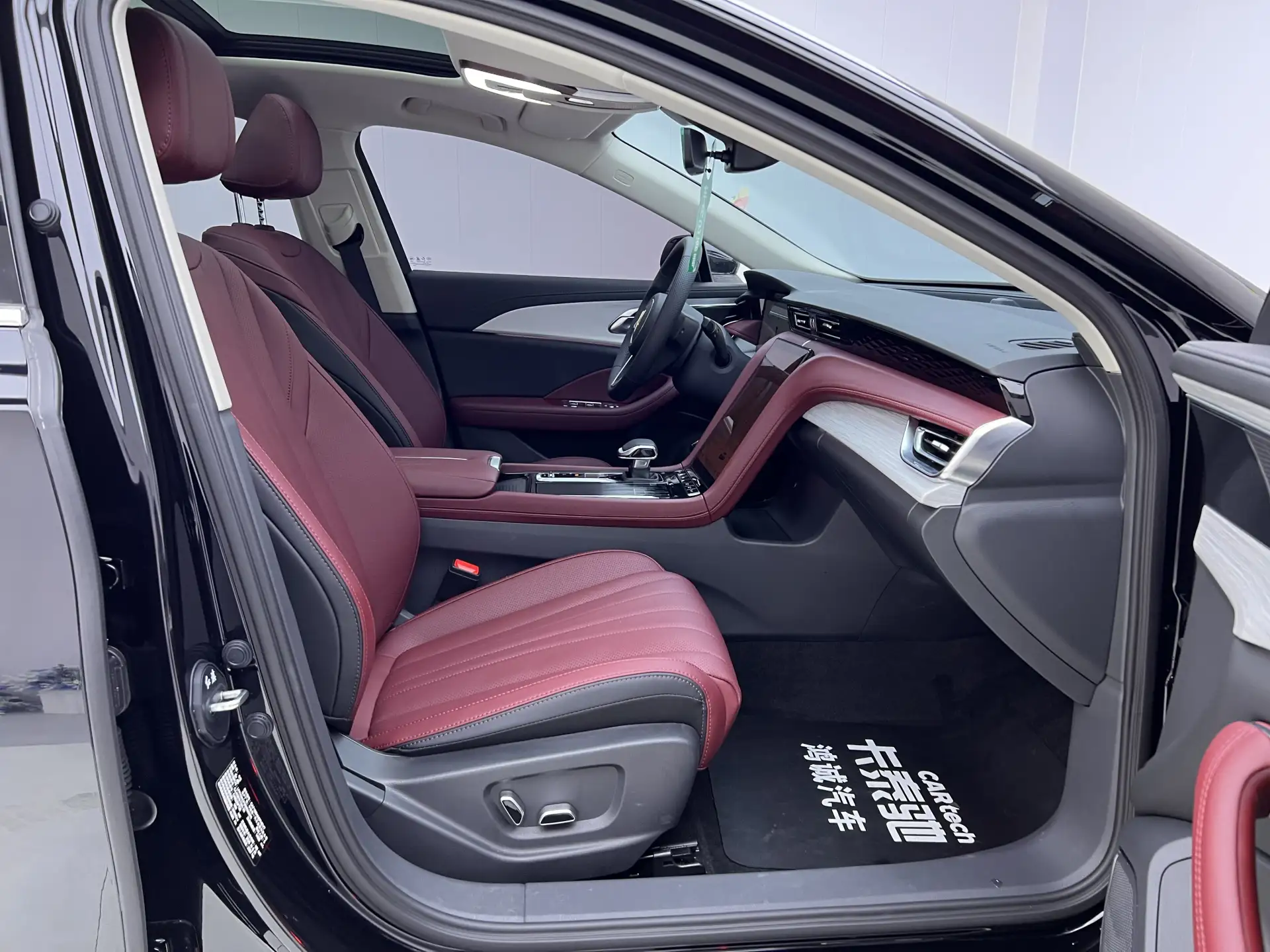 Hongqi H5, 2025 18