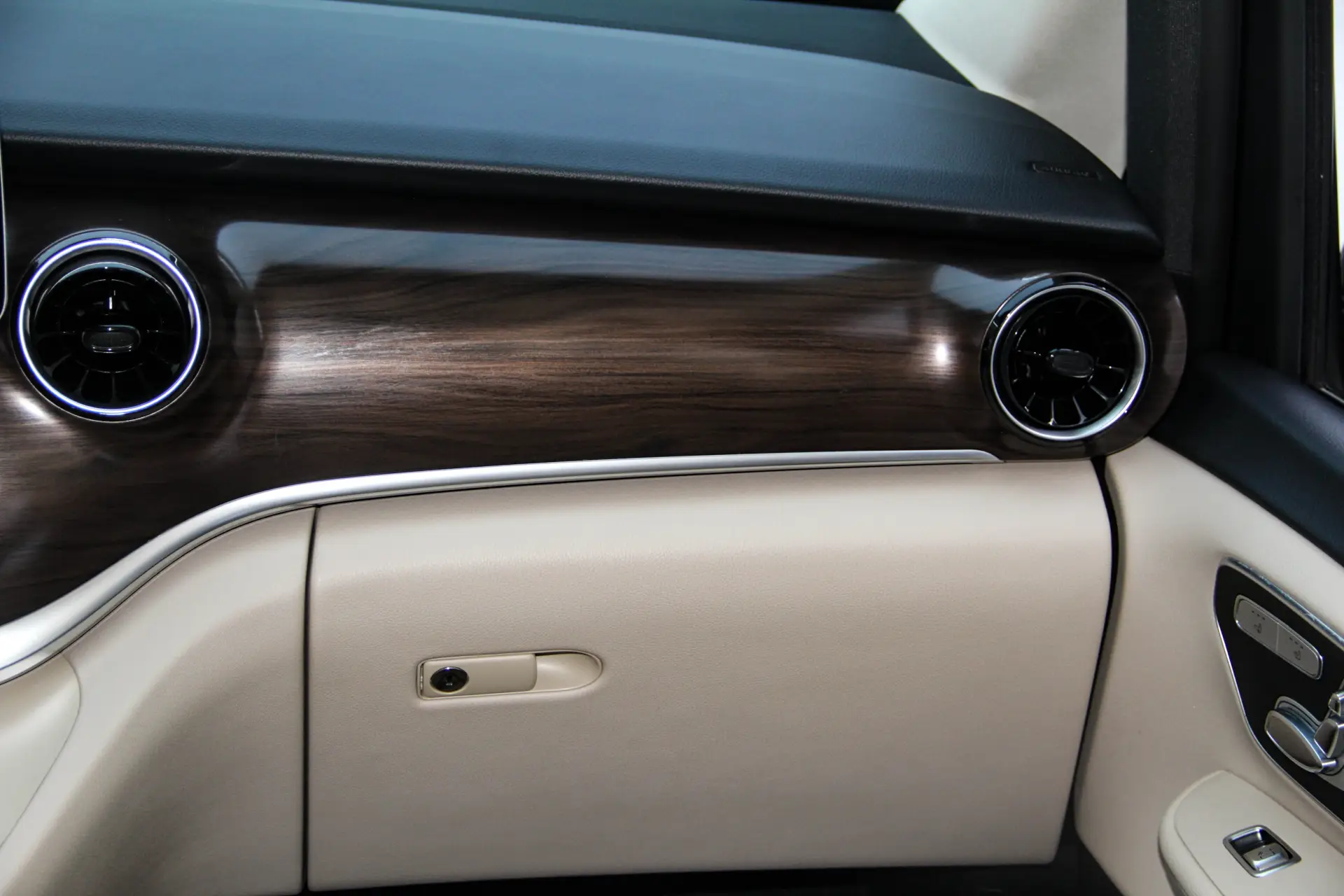 Mercedes-Benz V, 2021 29