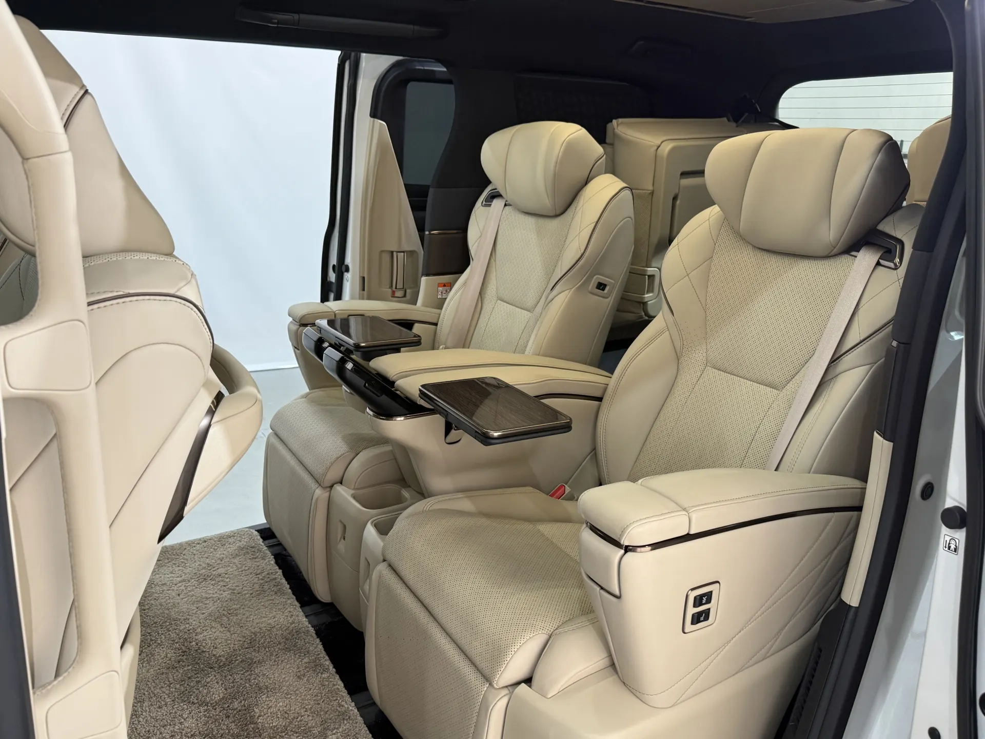 Toyota Alphard, 2024 20