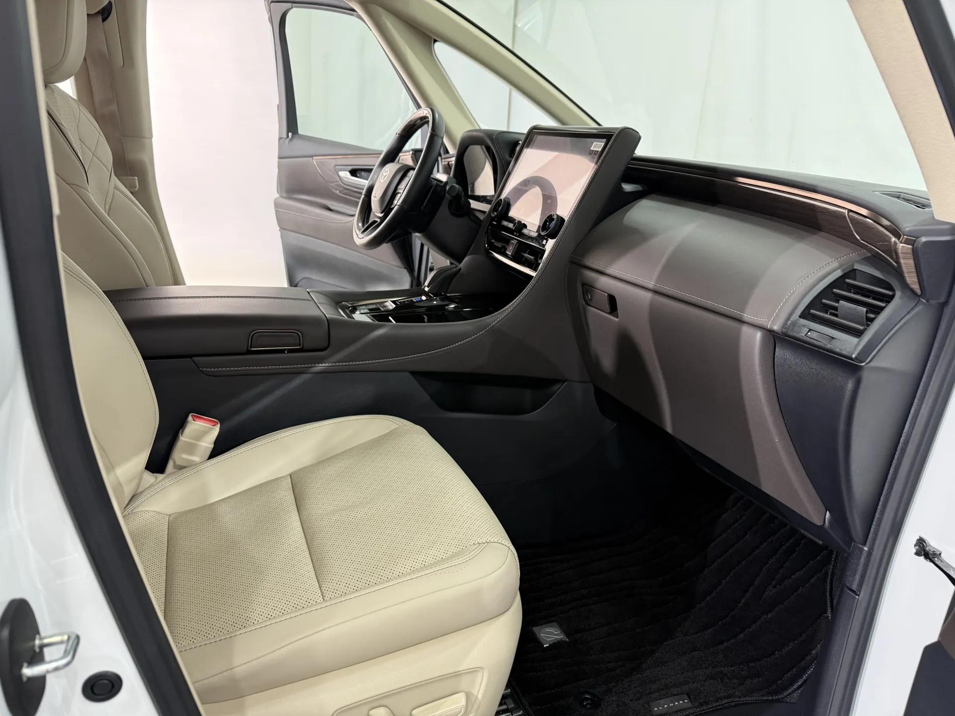 Toyota Alphard, 2024 15