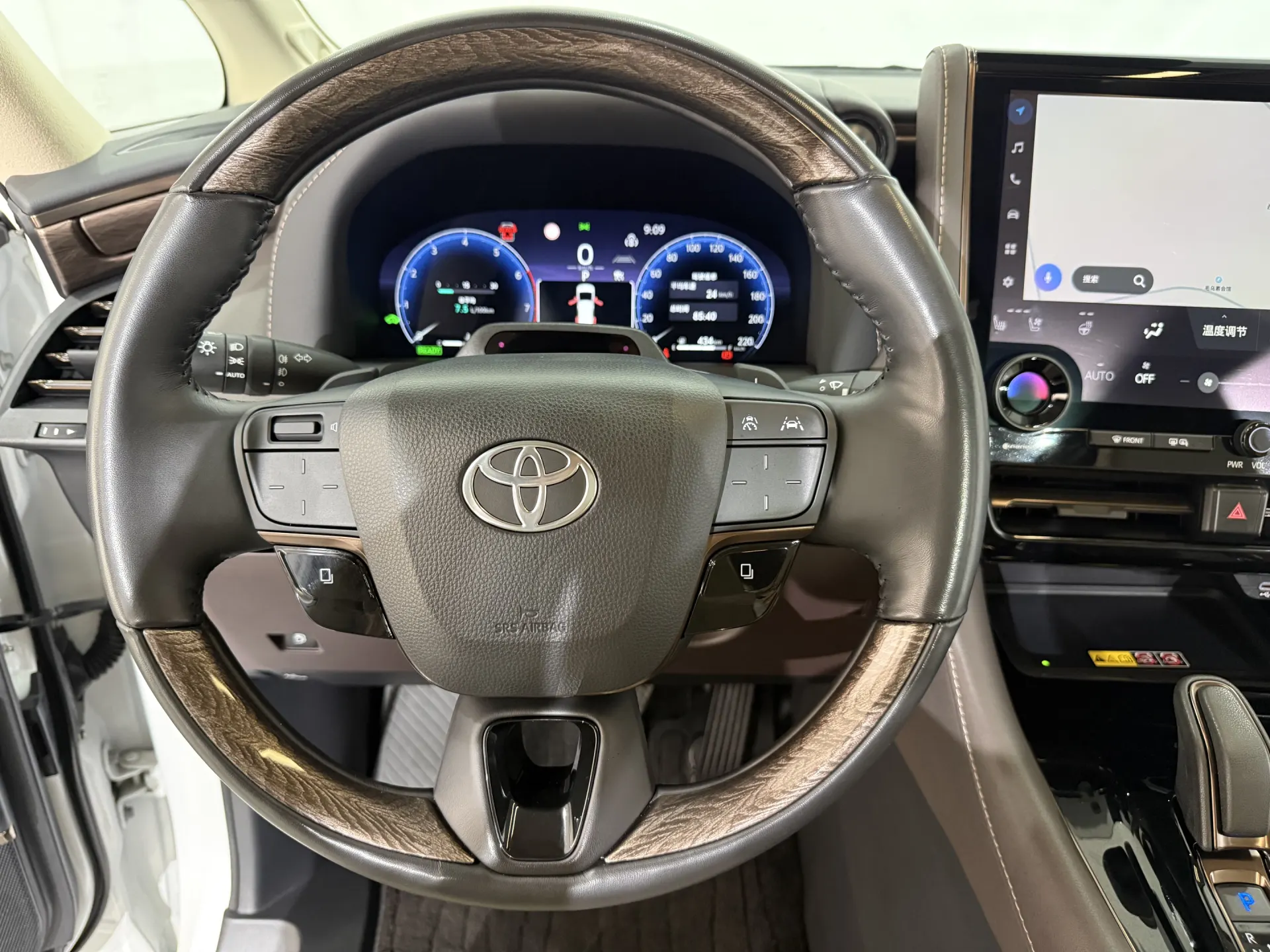 Toyota Alphard, 2024 11