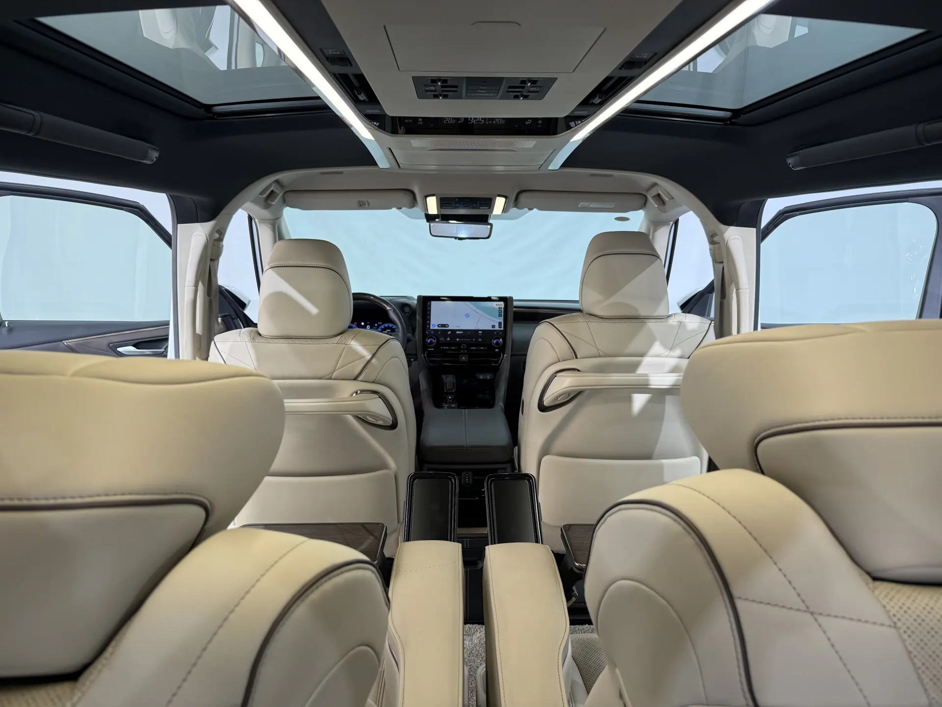 Toyota Alphard, 2024 16