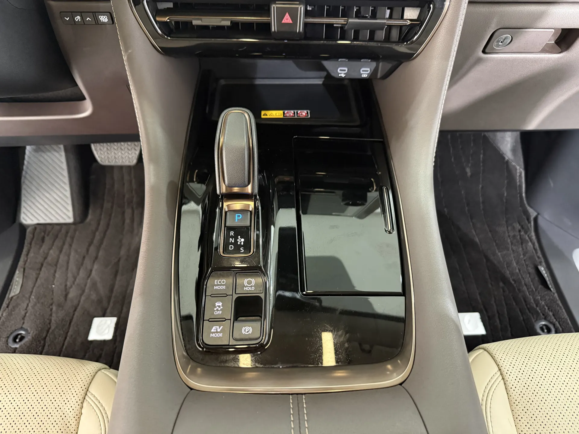 Toyota Alphard, 2024 17