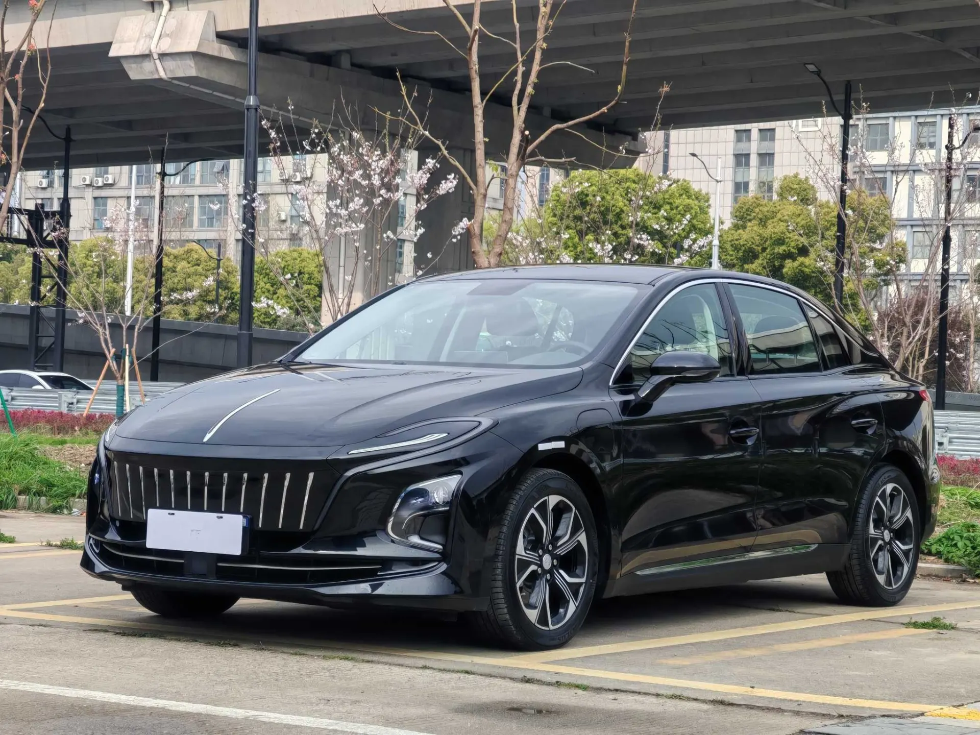 Hongqi QM5