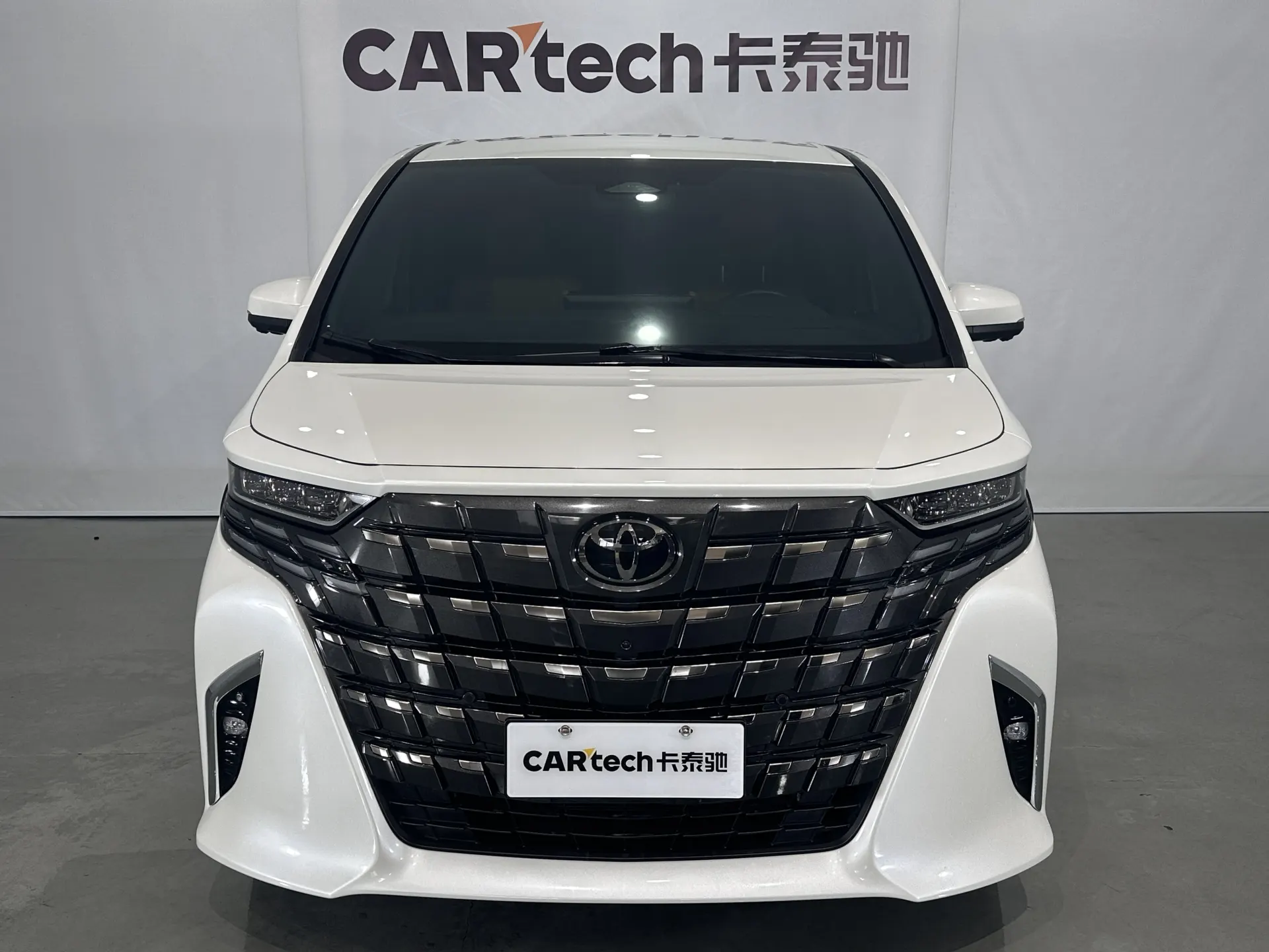 Toyota Alphard, 2024 3