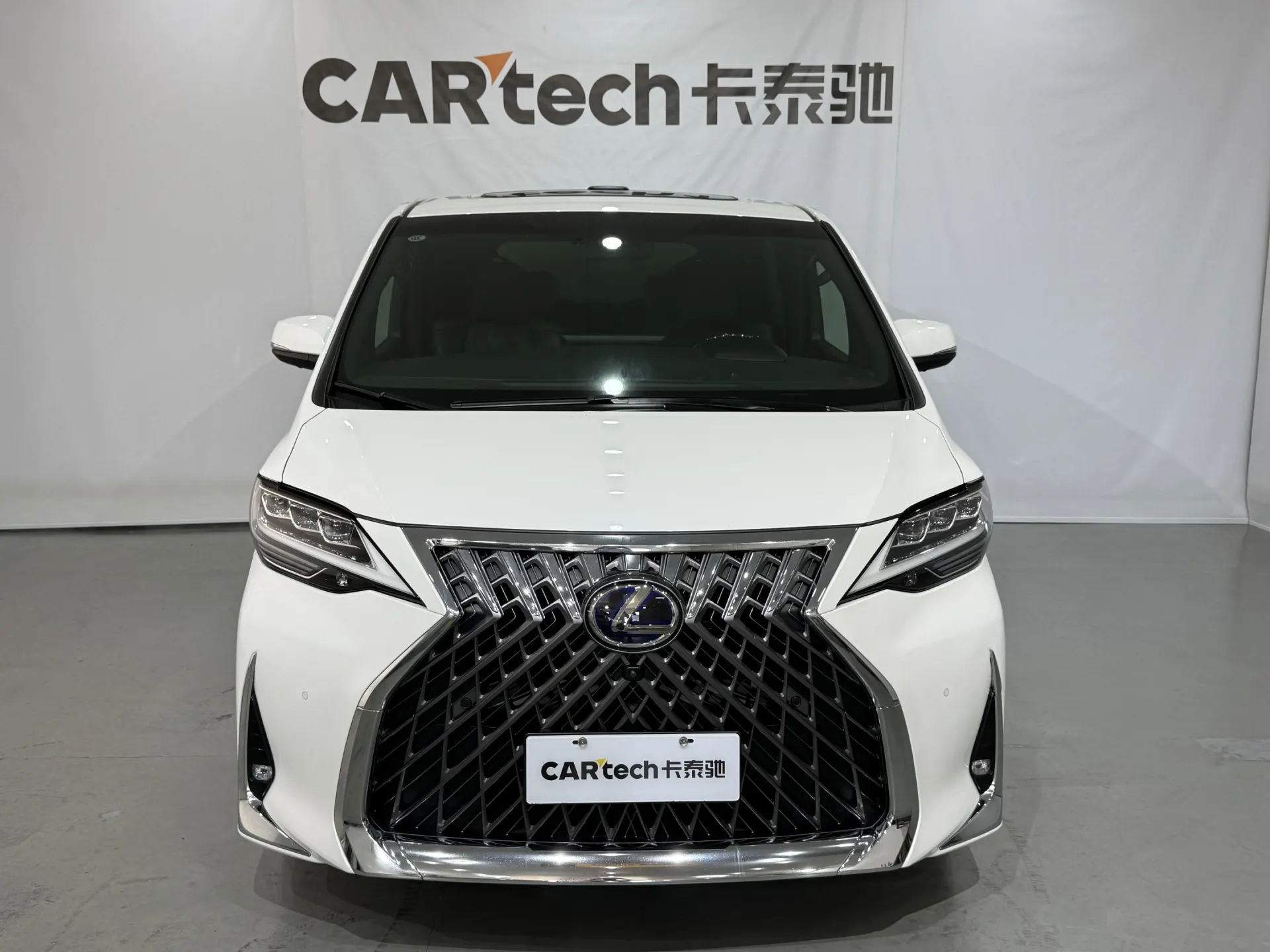 Lexus LM 300h, 2020 3