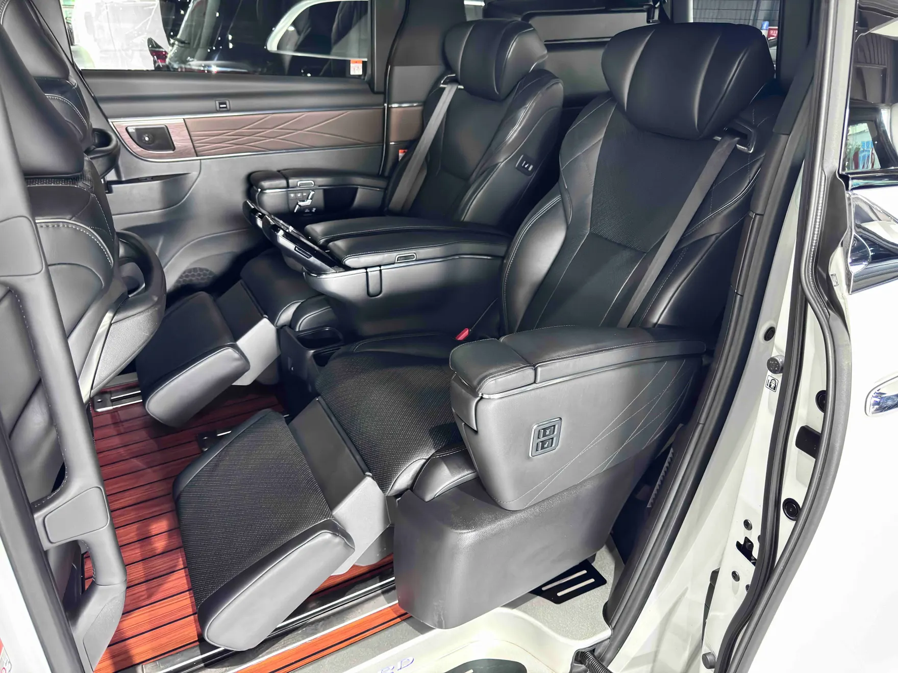 Toyota Alphard, 2024 27