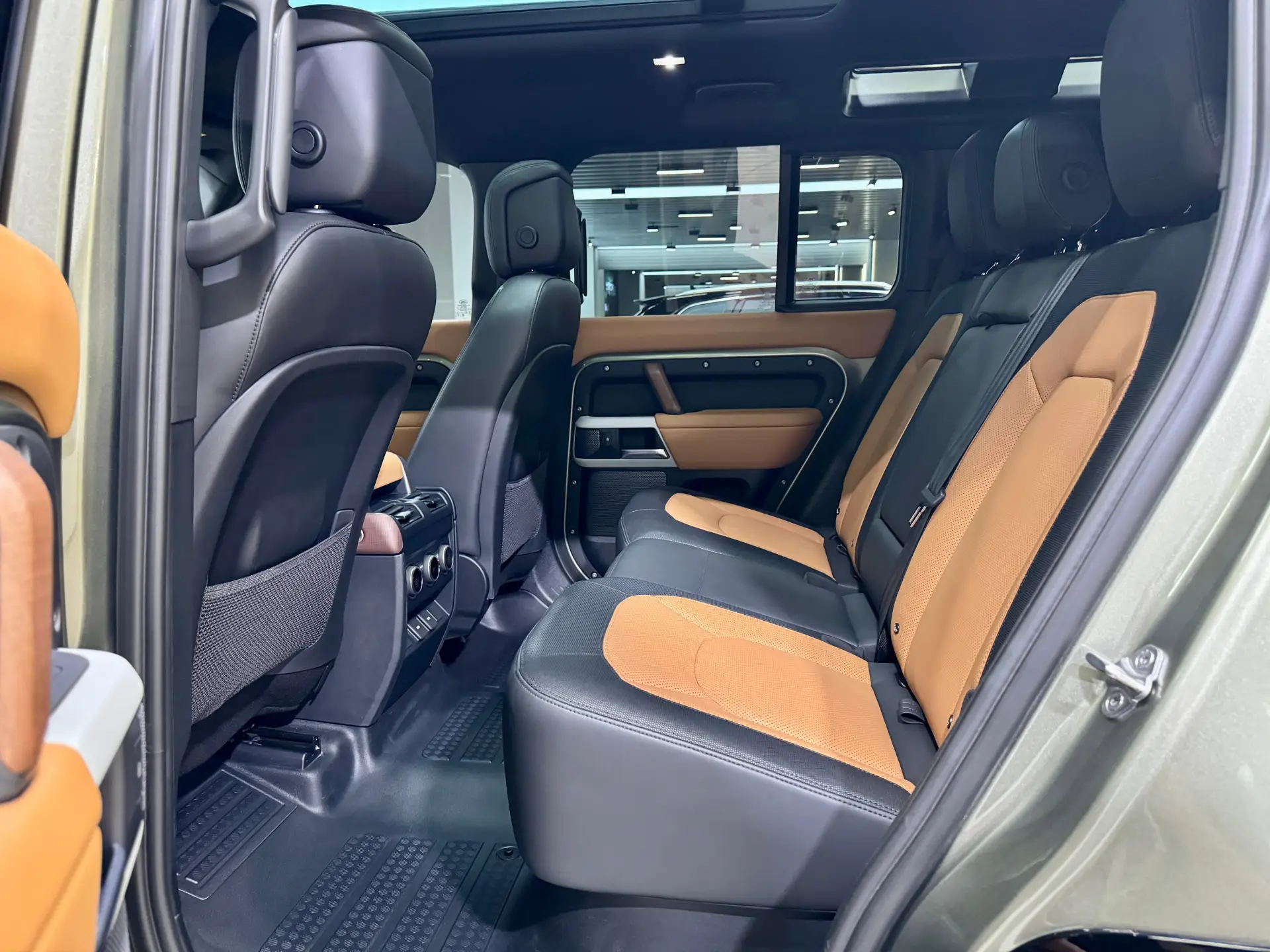 Land Rover Defender, 2023 17