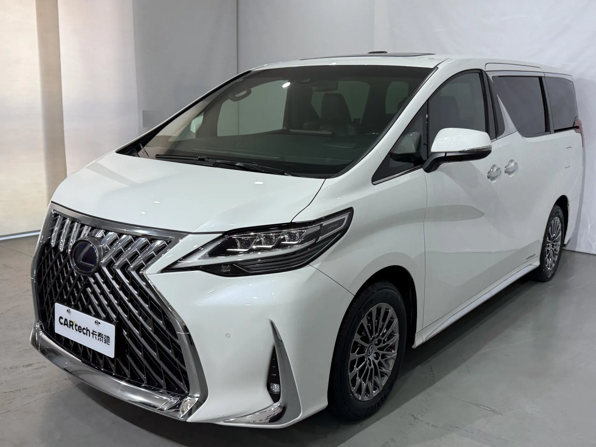 Lexus LM 300h