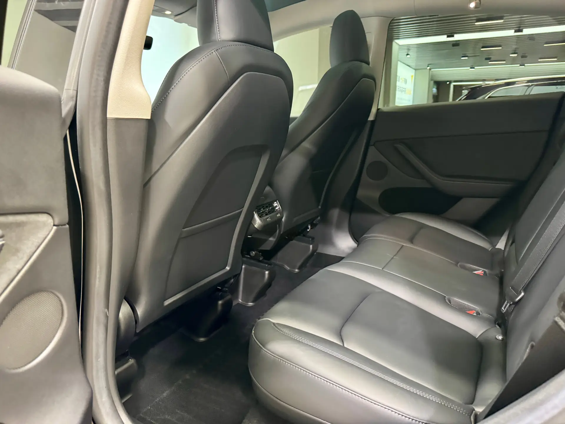 Tesla Model Y, 2023 17