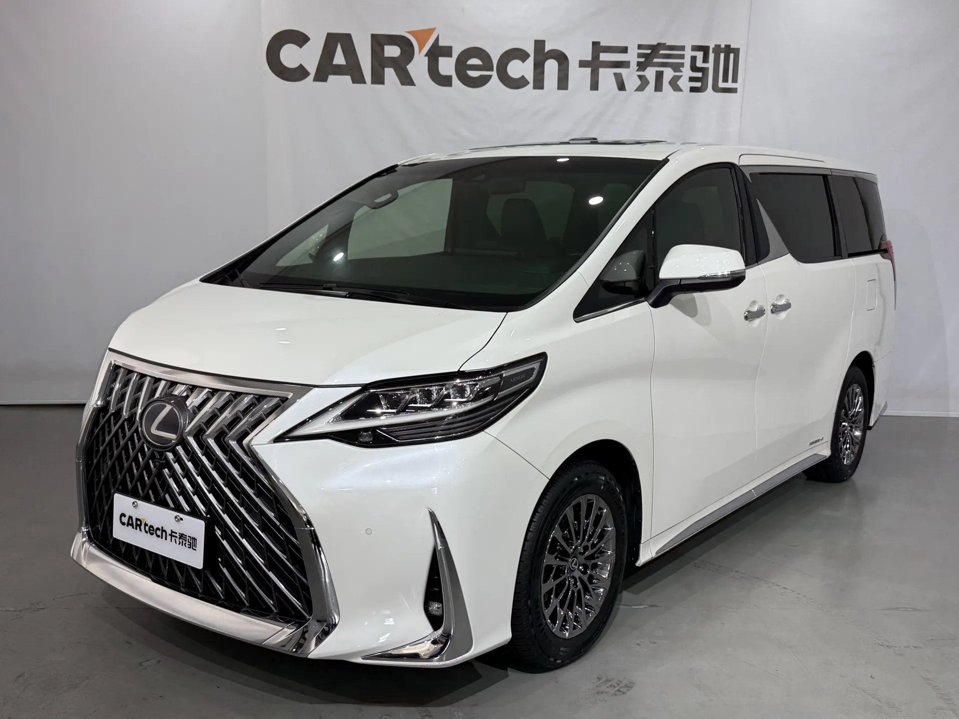 Lexus LM 300h, 2020 9
