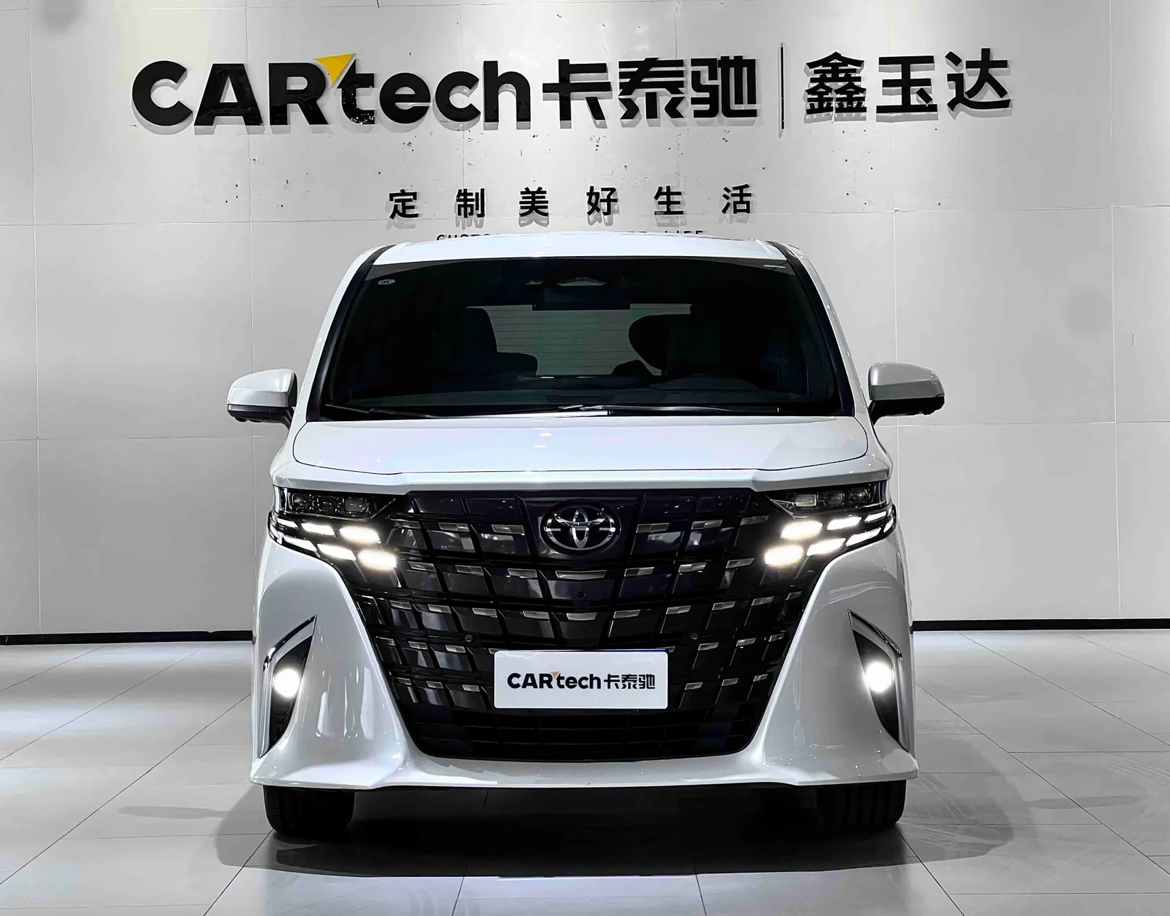 Toyota Alphard, 2024 3