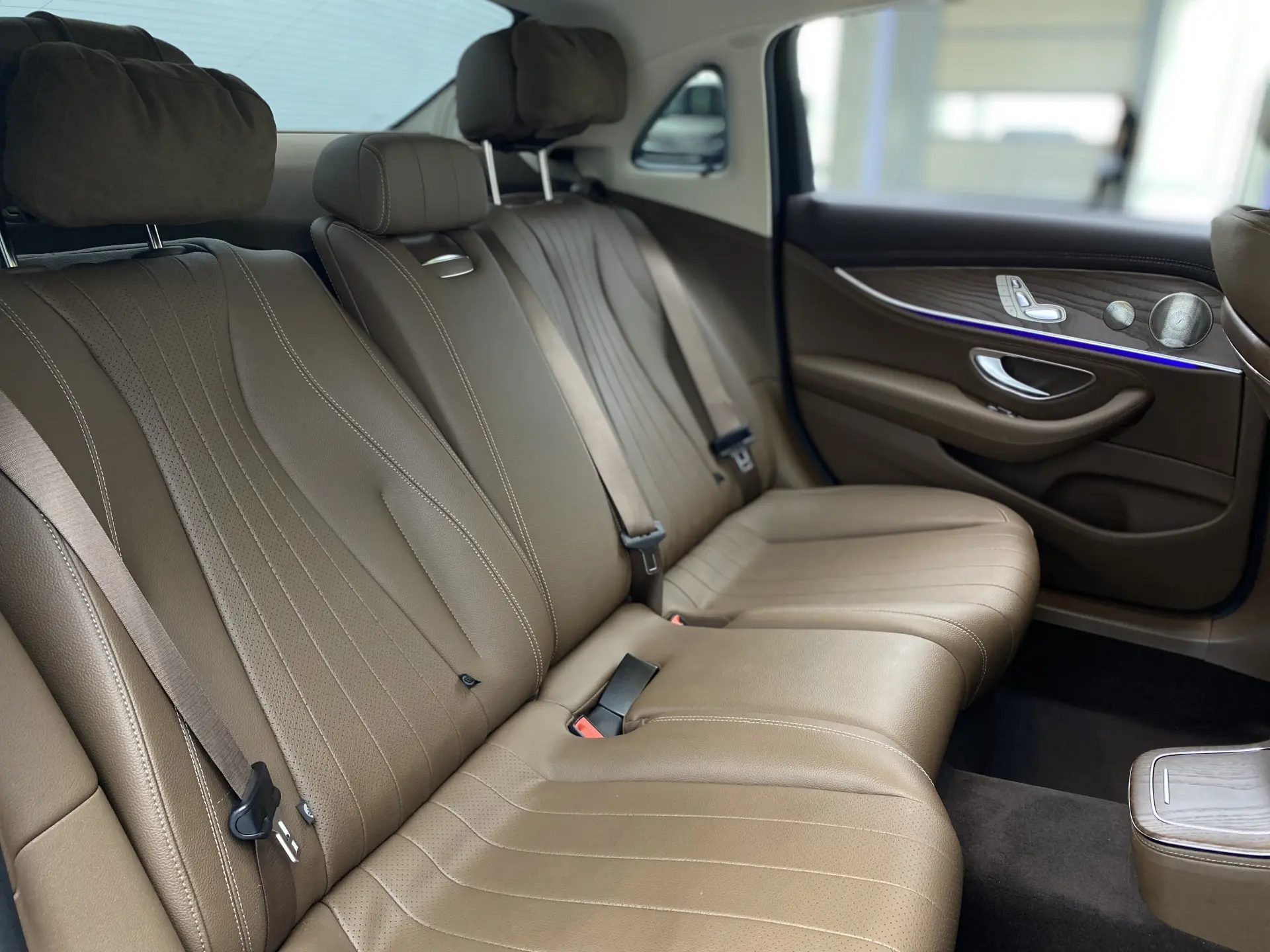 Mercedes-Benz E 300 L, 2023 11