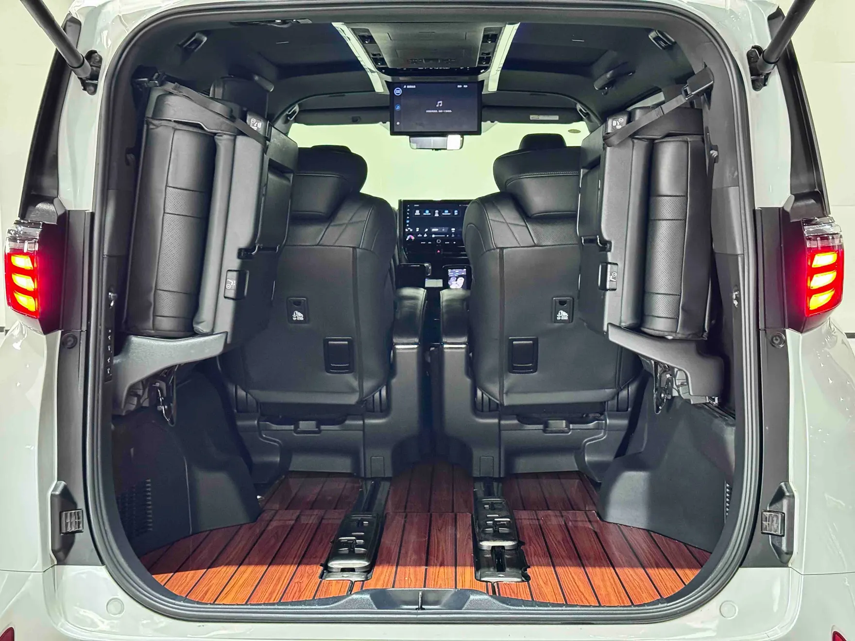 Toyota Alphard, 2024 32