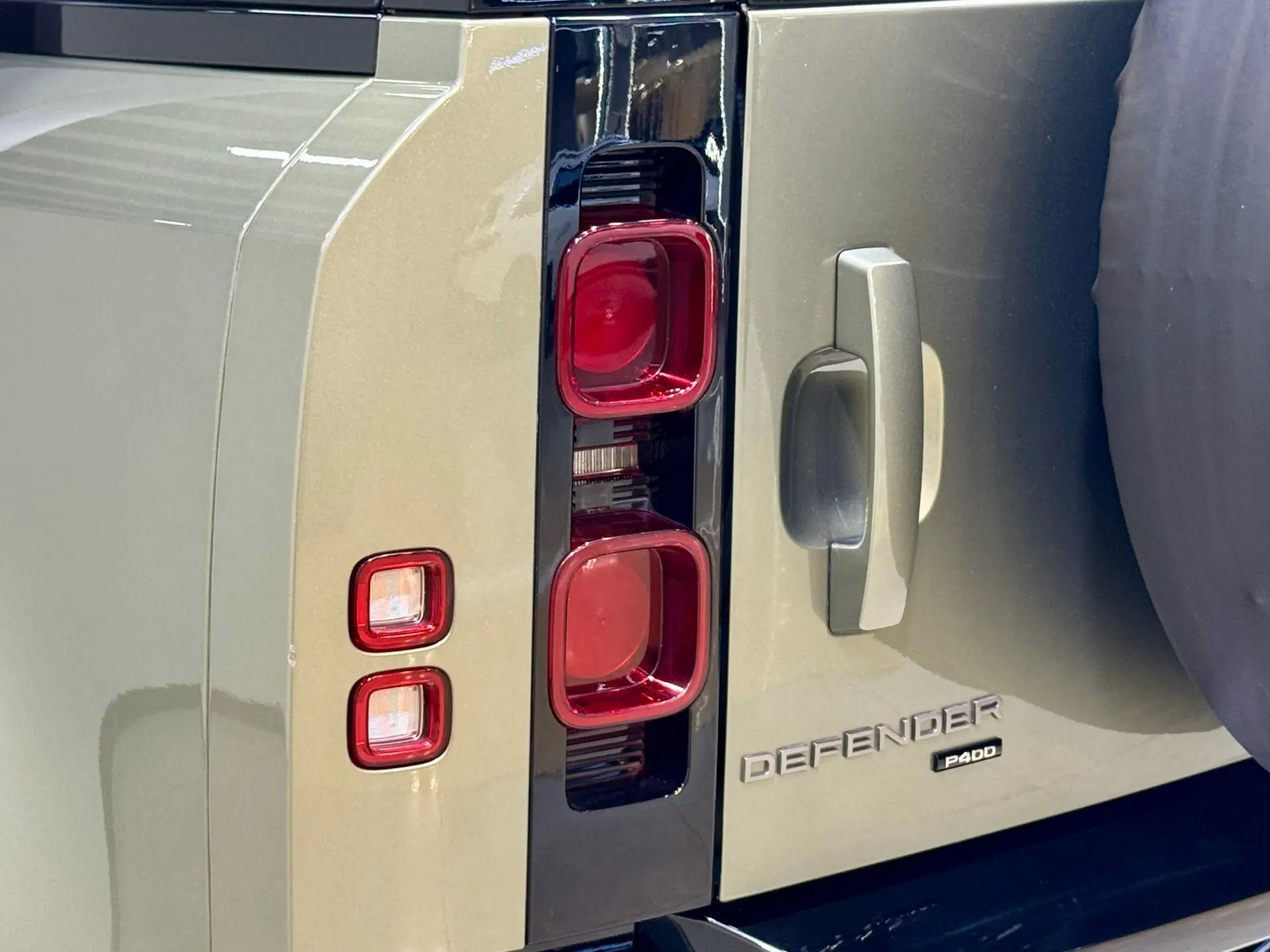 Land Rover Defender, 2023 4