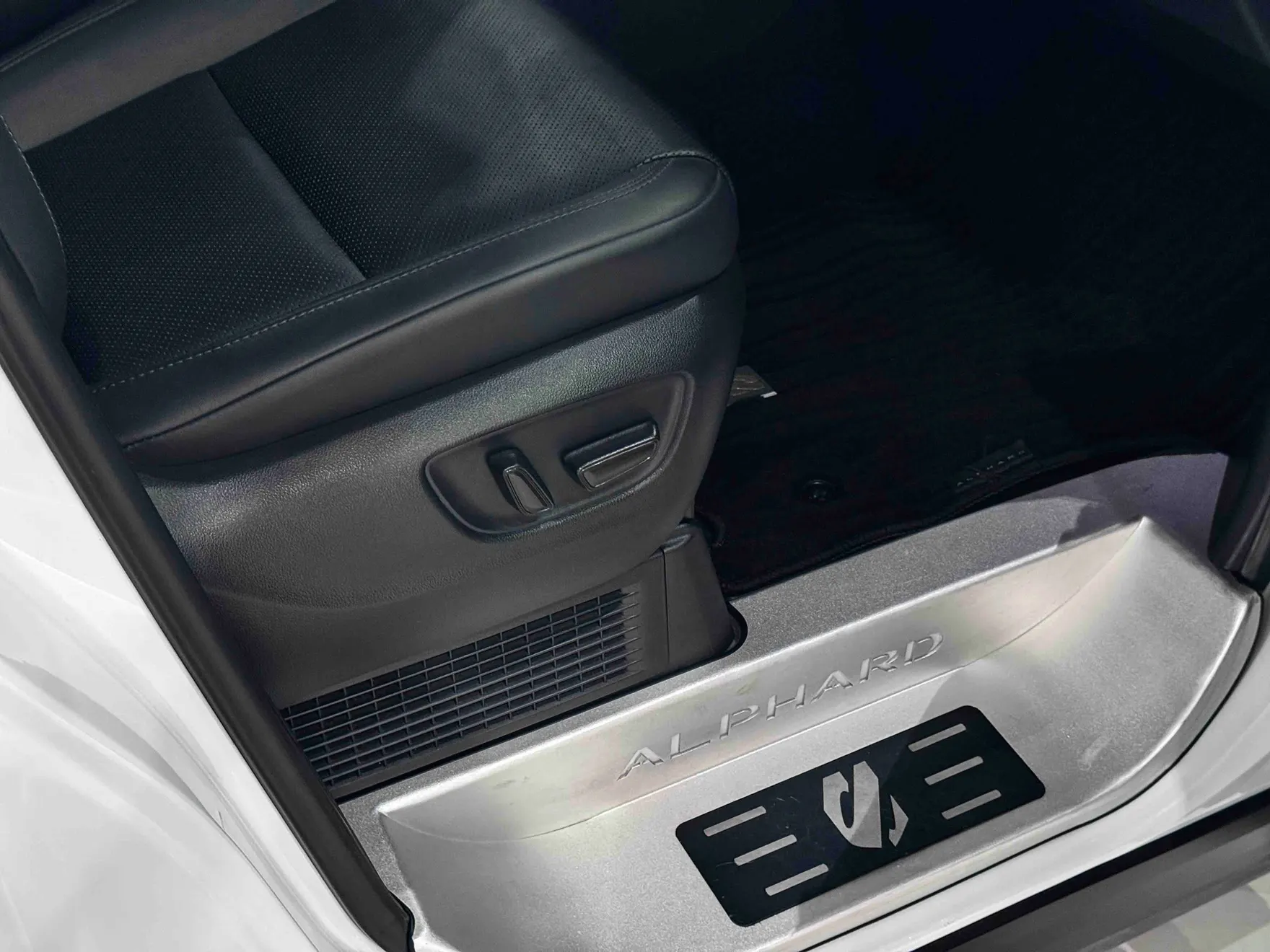 Toyota Alphard, 2024 24