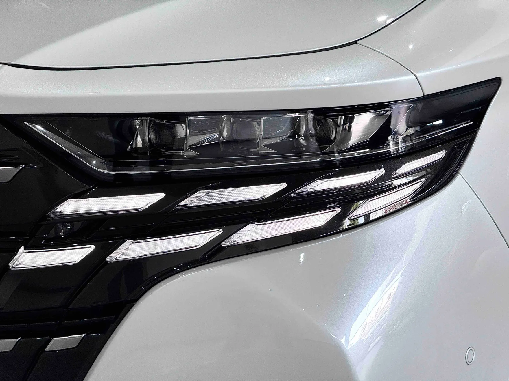 Toyota Alphard, 2024 8