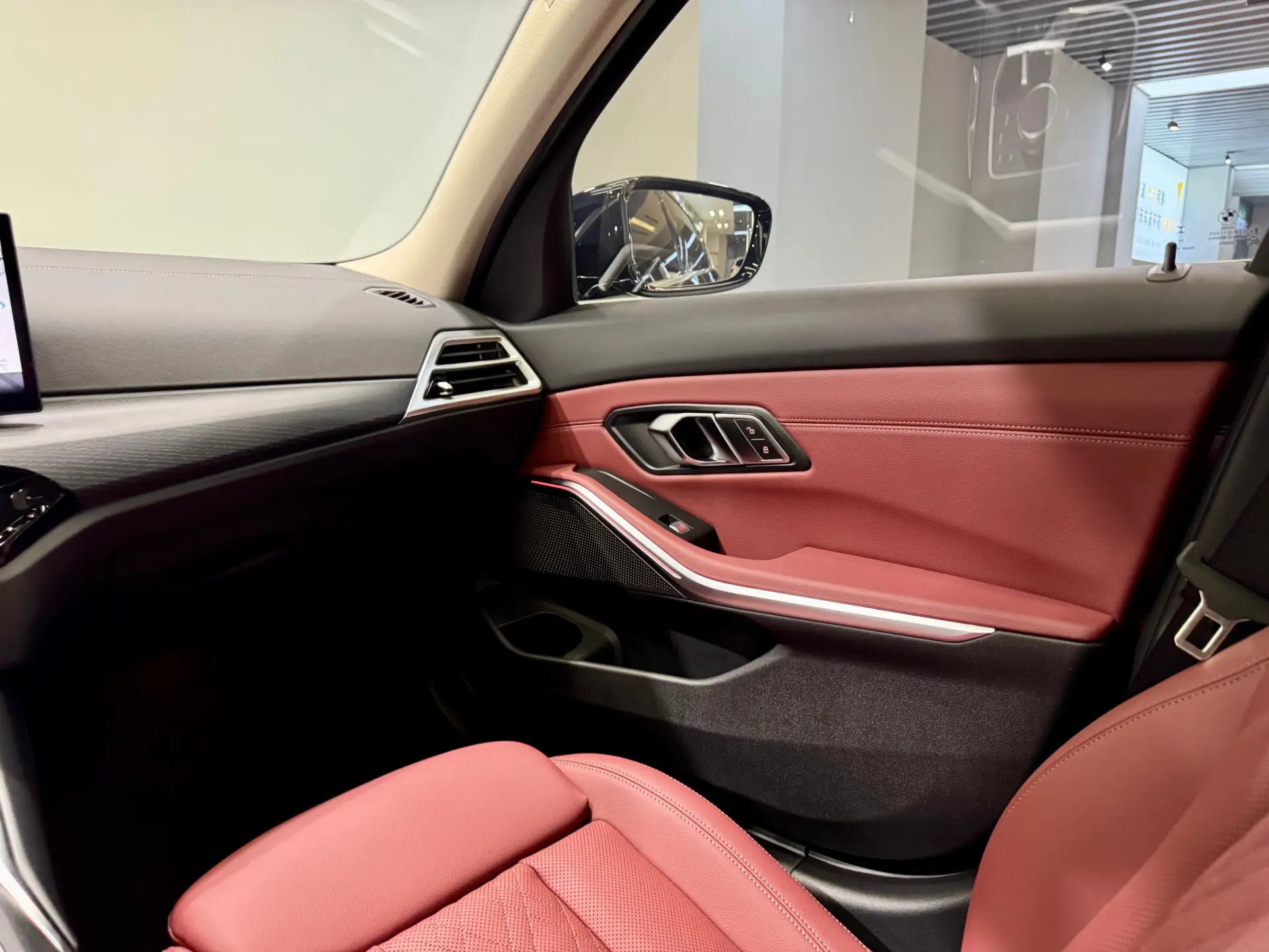 BMW 325Li, 2025 16