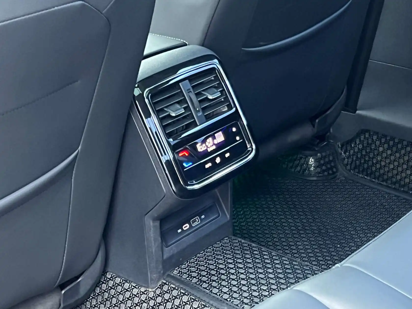 Volkswagen Passat, 2023 14