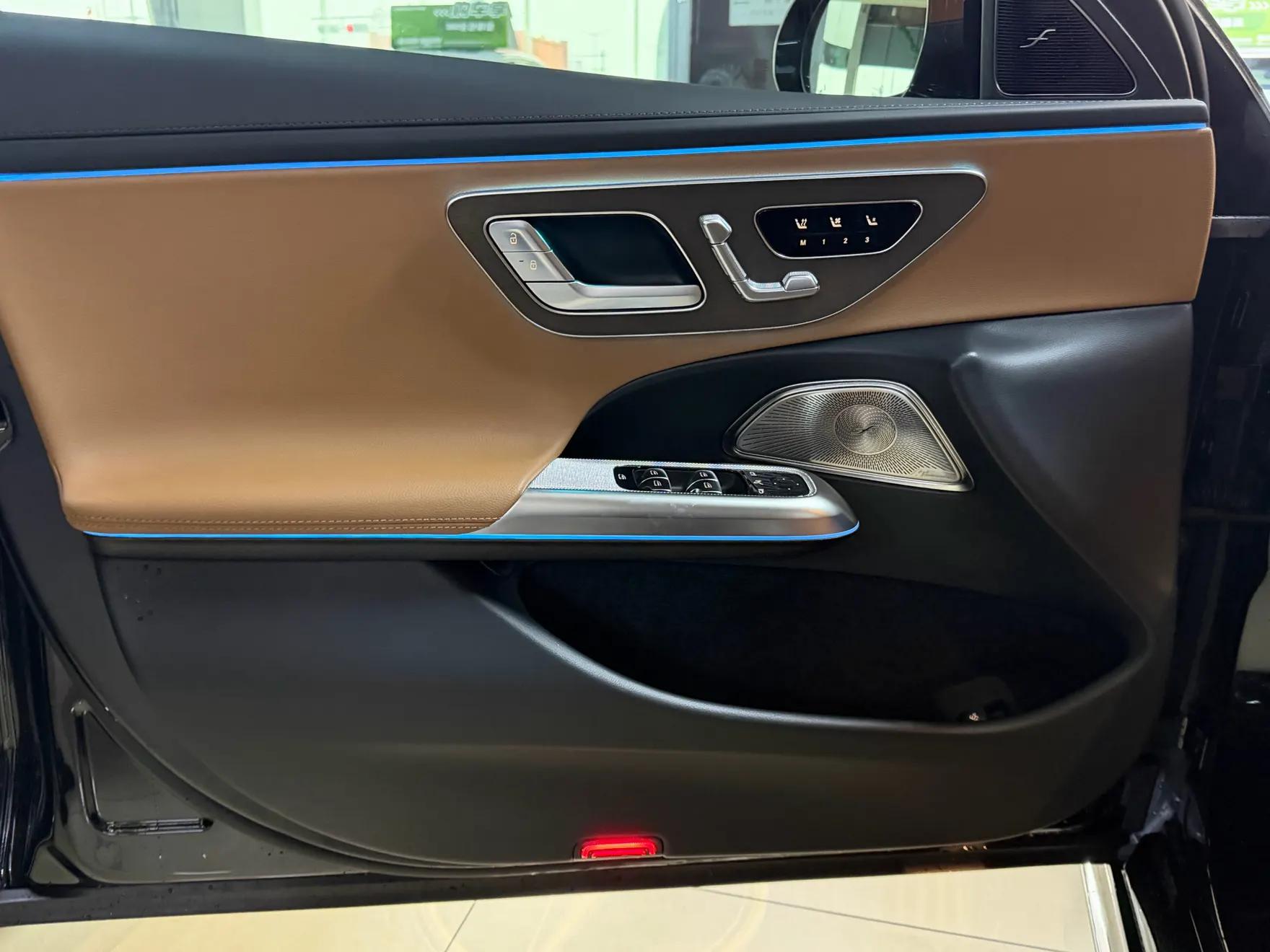 Mercedes-Benz E 300 L, 2025 12