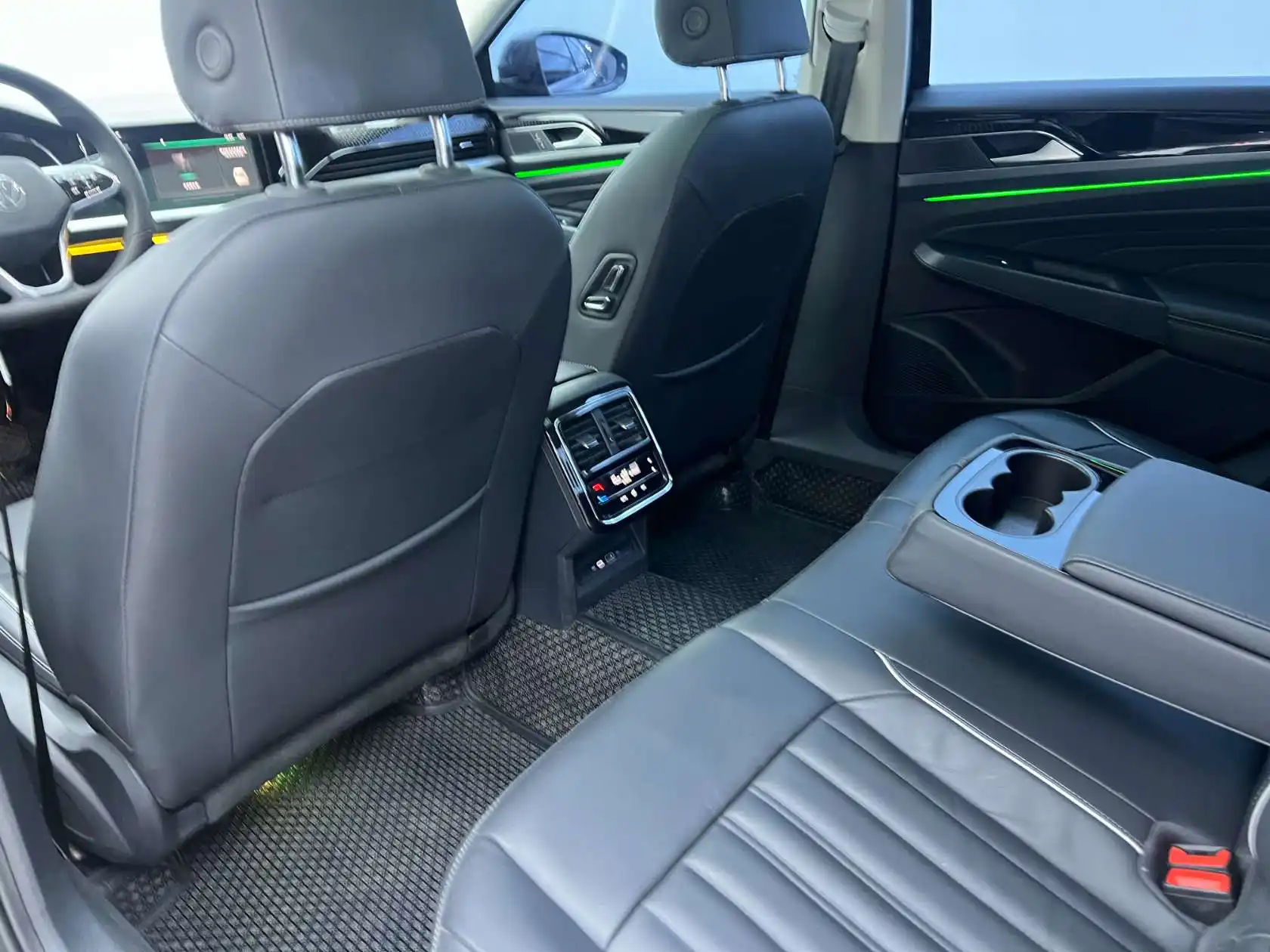 Volkswagen Passat, 2023 13
