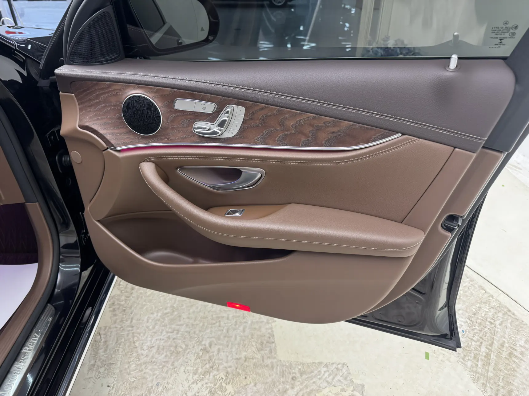 Mercedes-Benz E 350 e, 2022 19