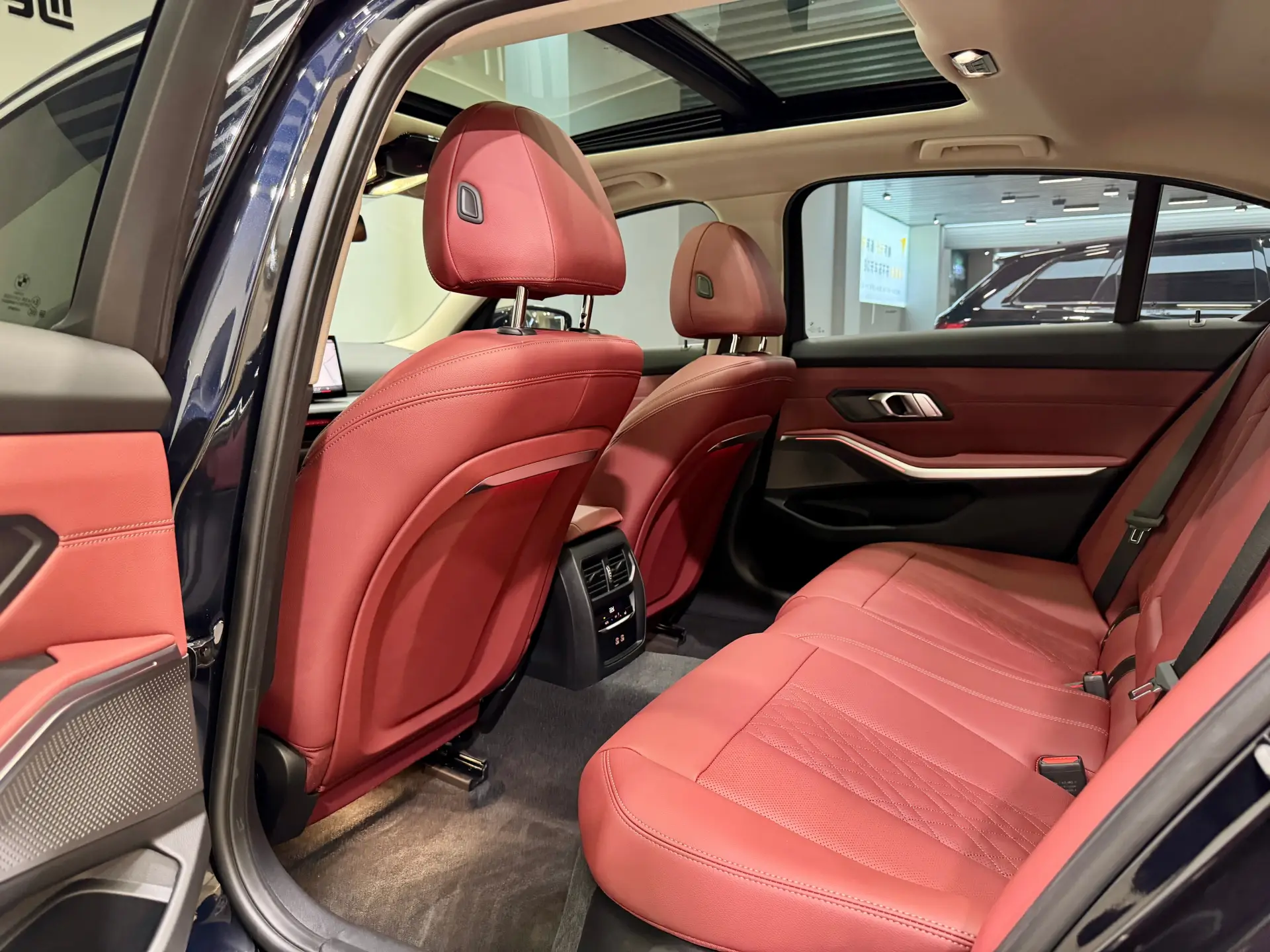 BMW 325Li, 2025 28