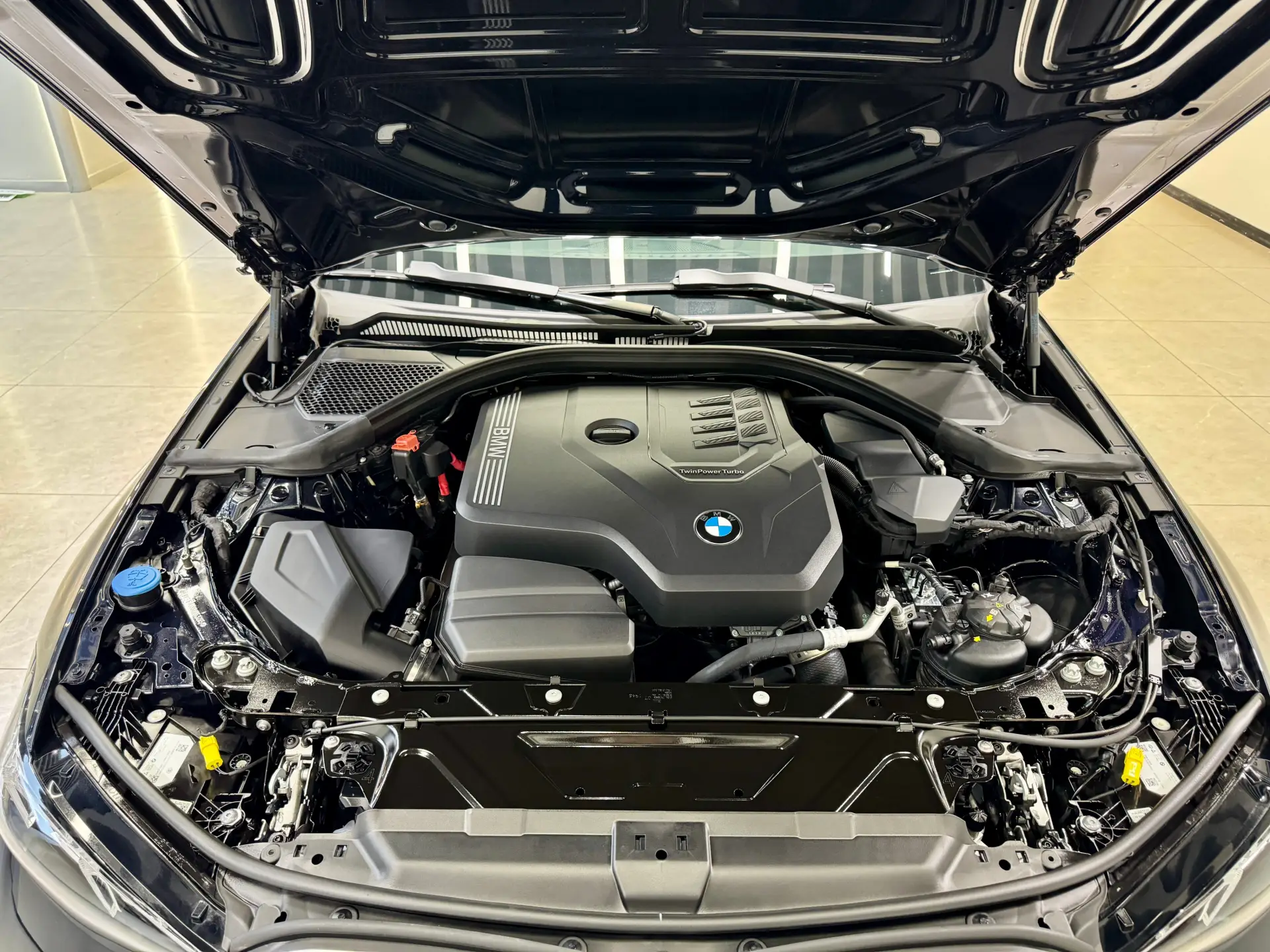 BMW 325Li, 2025 17