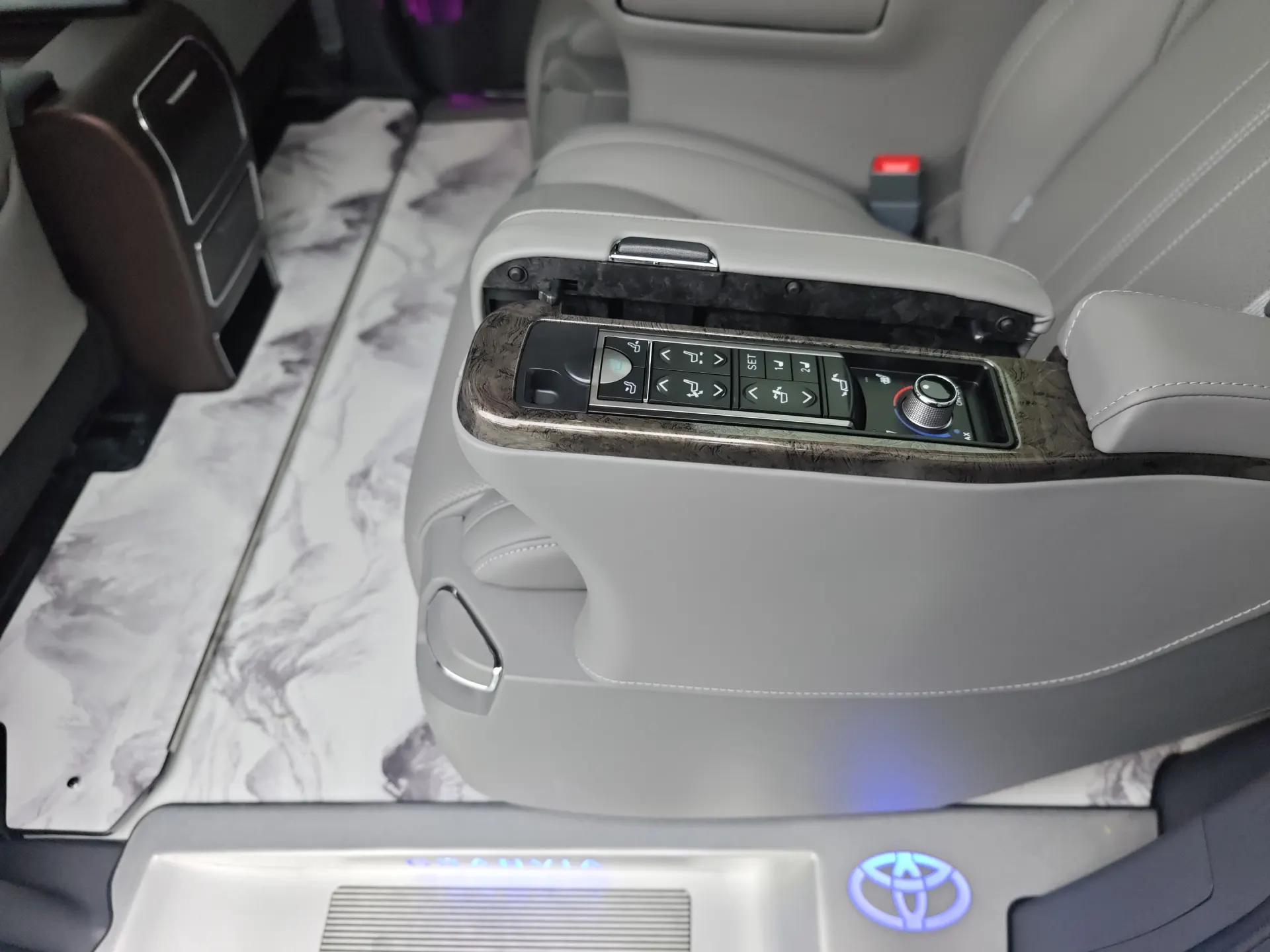 Toyota Granvia, 2023 7