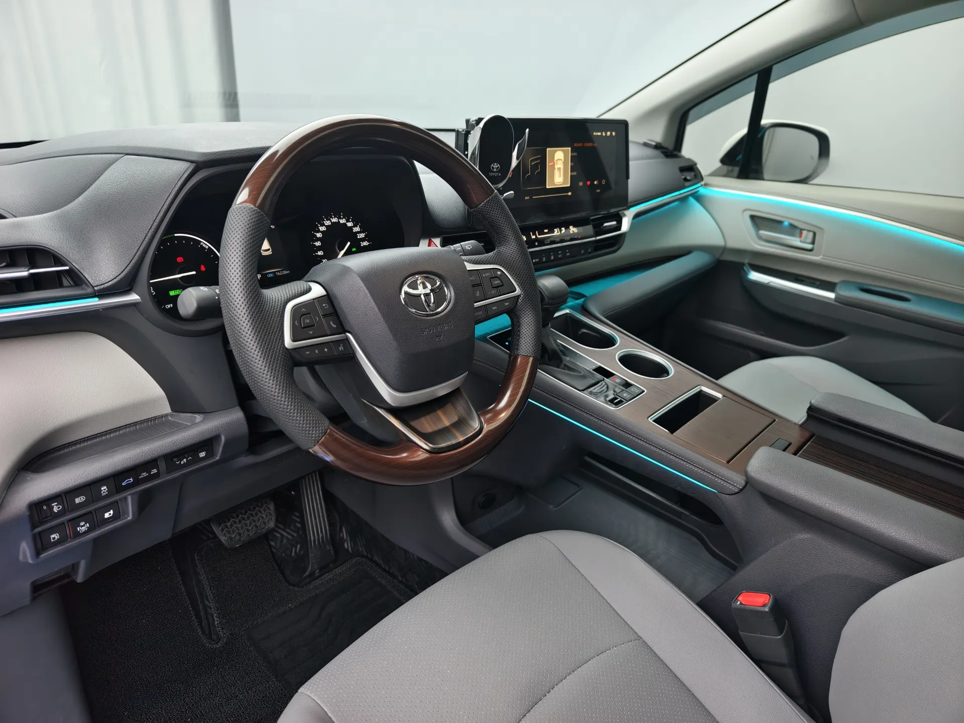 Toyota Granvia, 2023 18