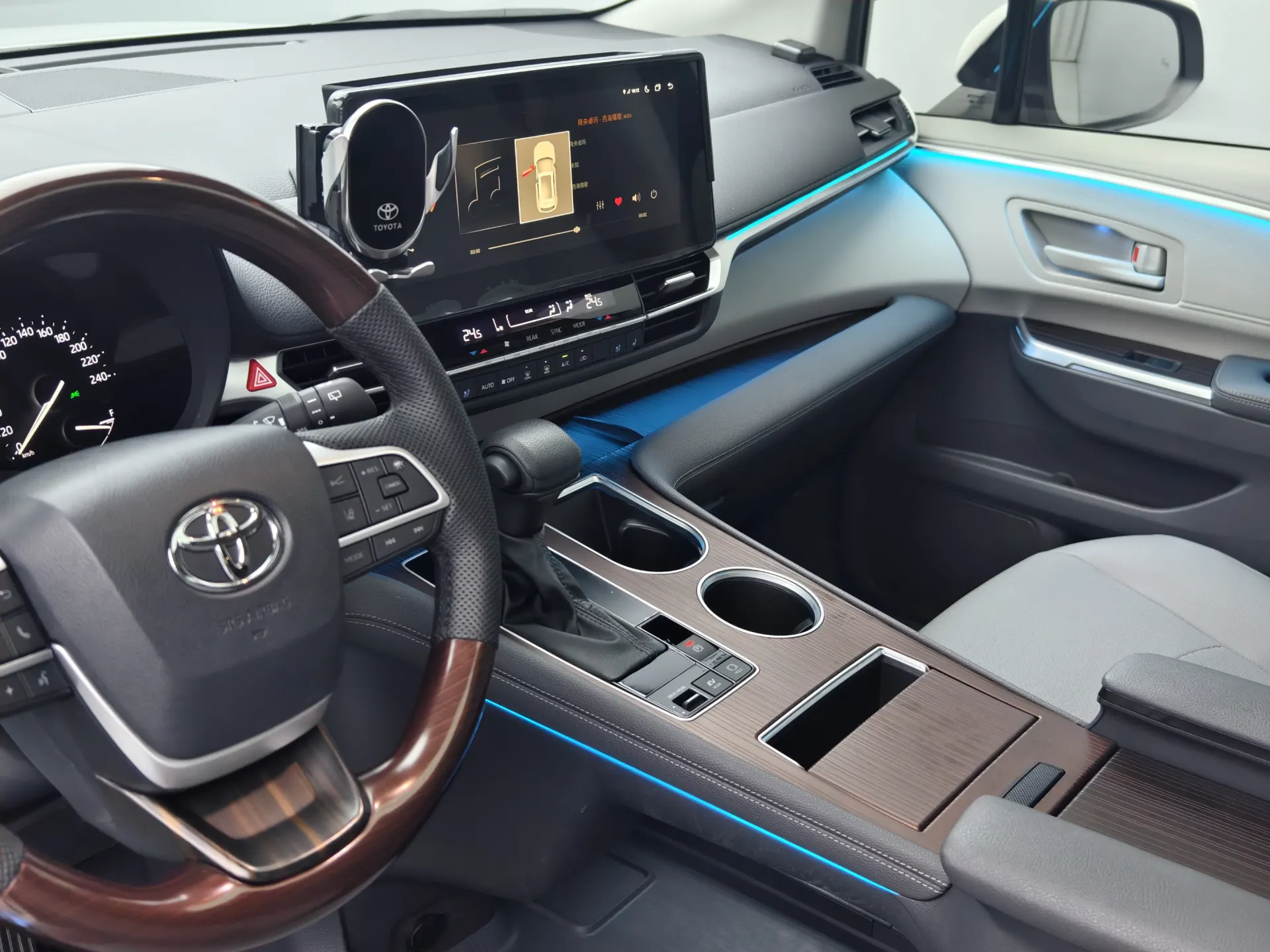 Toyota Granvia, 2023 19