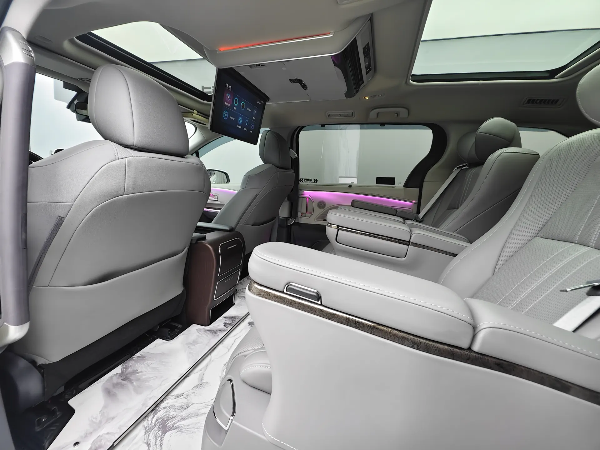Toyota Granvia, 2023 16