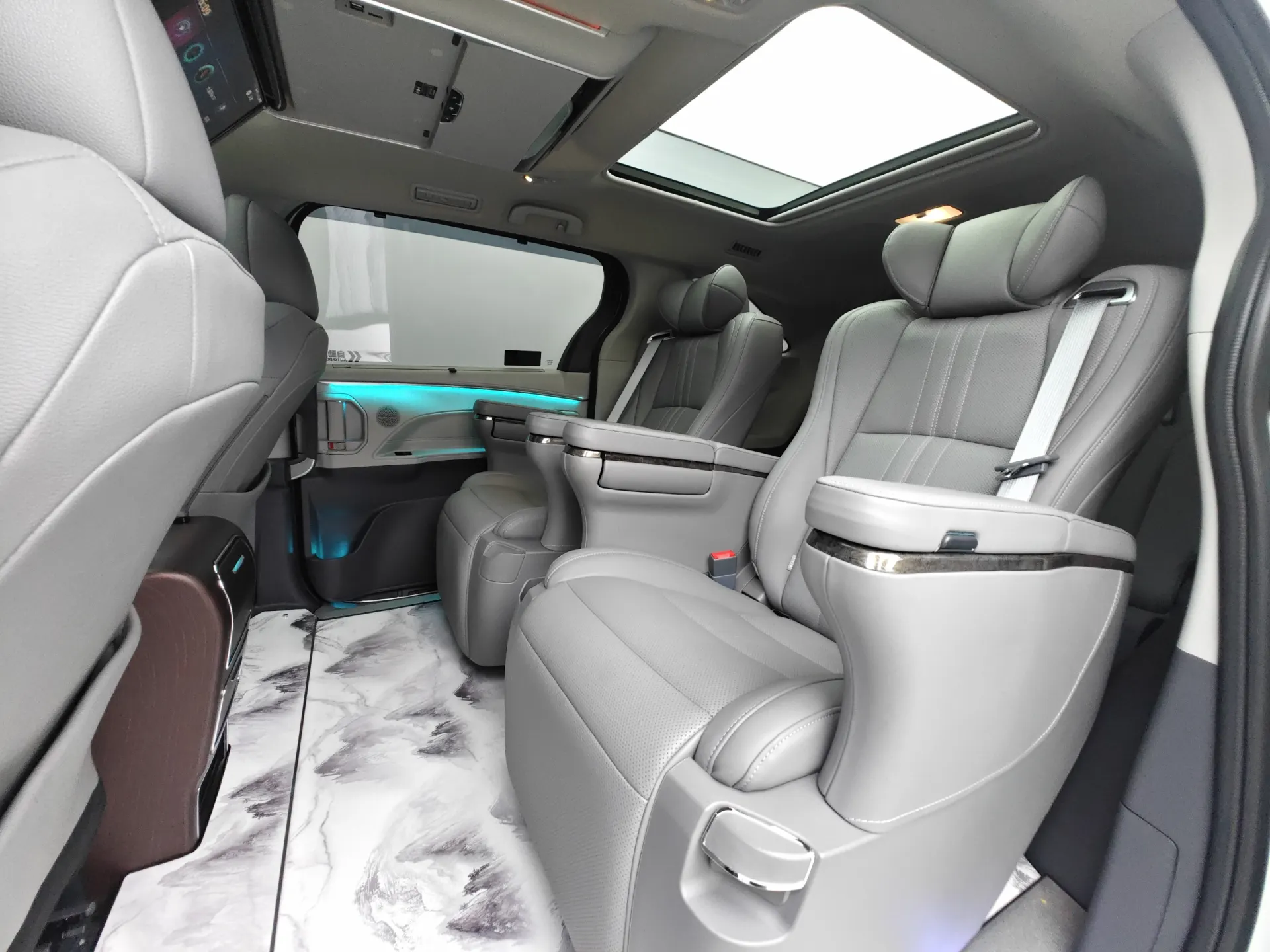 Toyota Granvia, 2023 23