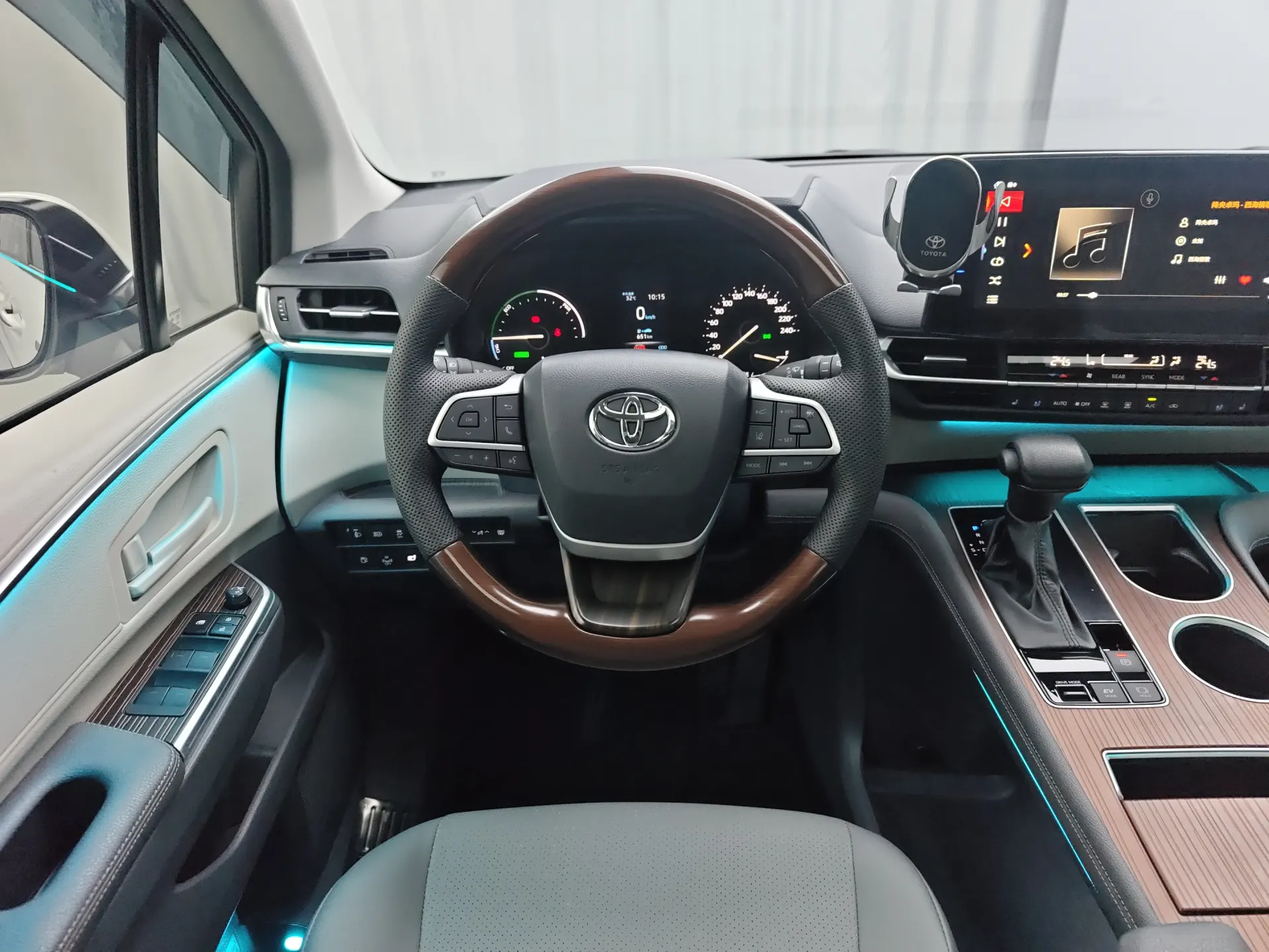 Toyota Granvia, 2023 11