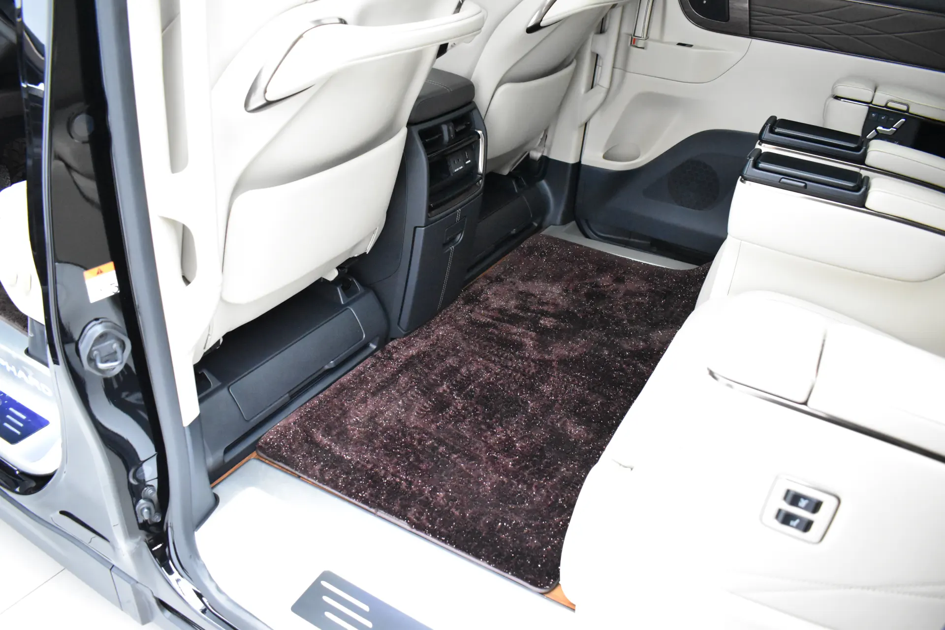 Toyota Alphard, 2024 13