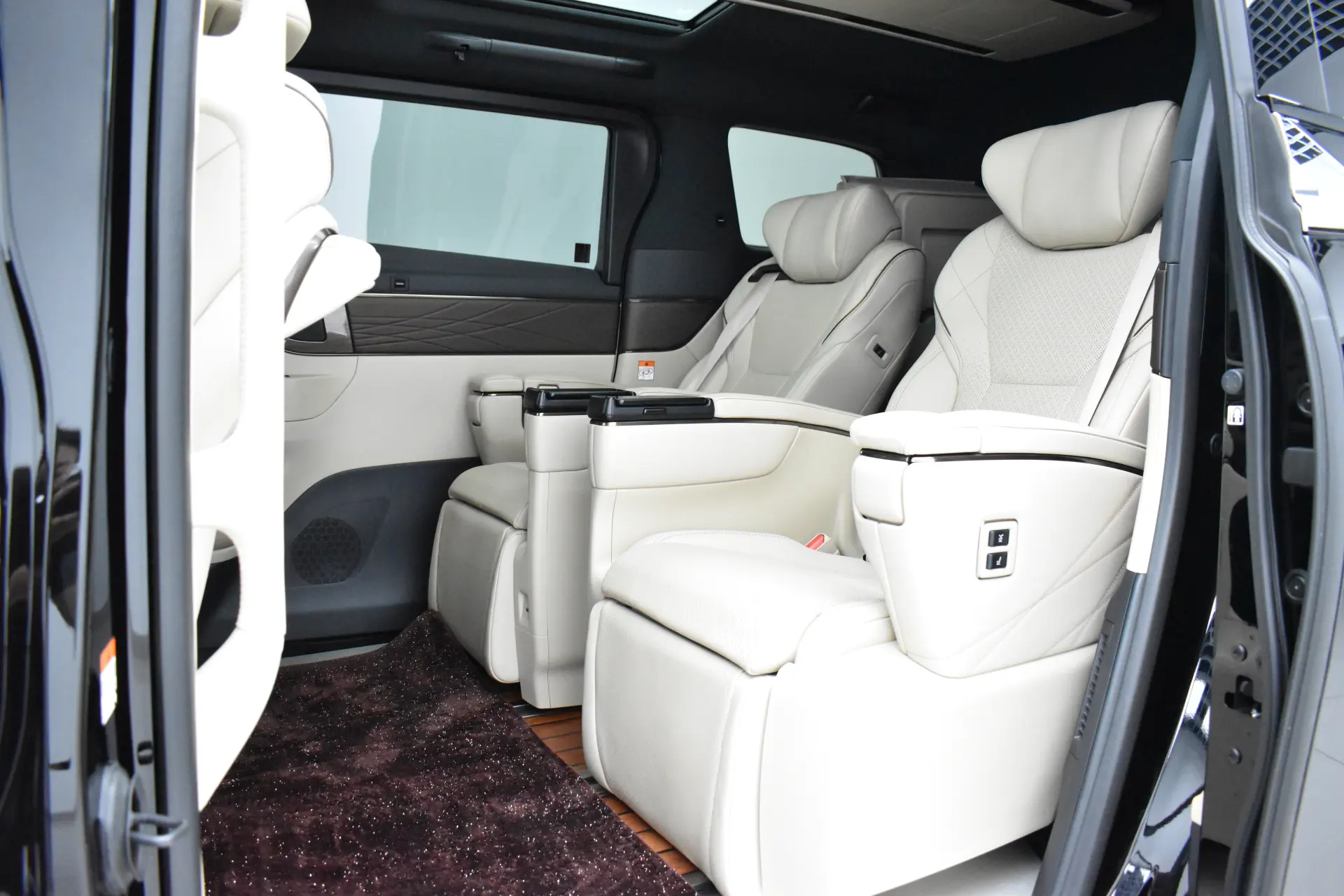 Toyota Alphard, 2024 7
