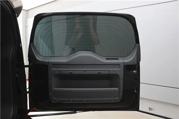 Land Rover Defender, 2023 33