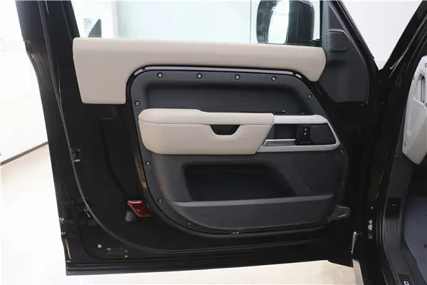 Land Rover Defender, 2023 10